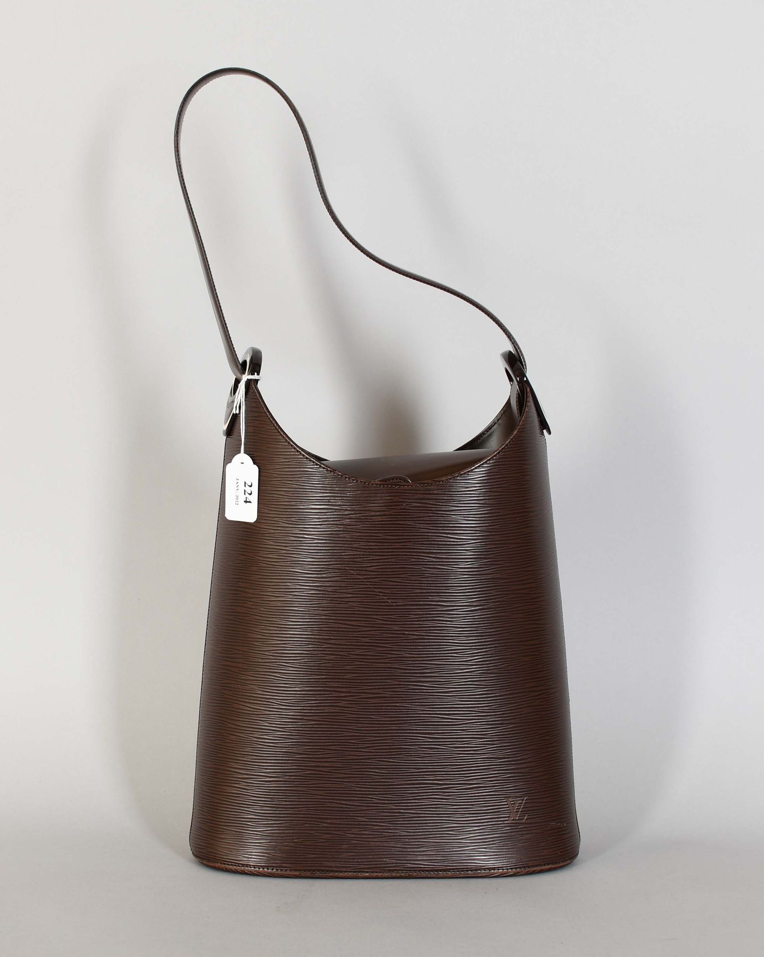 Null Louis Vuitton

Shoulder bag in chocolate brown leather. Model "Aquarius". H&hellip;