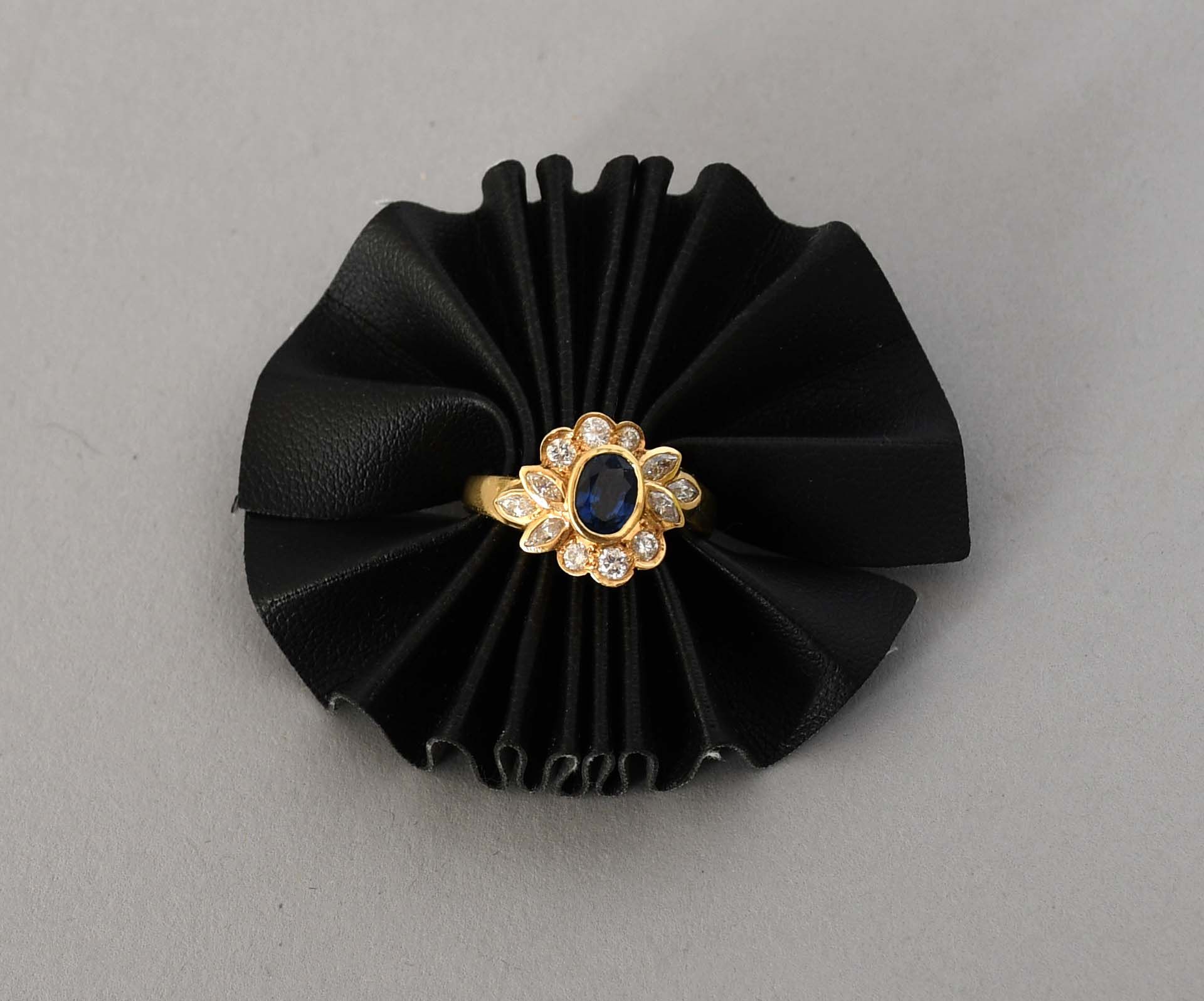 Null 珠宝首饰

戒指 "花"，18克拉黄金，镶嵌有一颗蓝色宝石（可能是蓝宝石），周围有亮片。总重量：+5,4克。