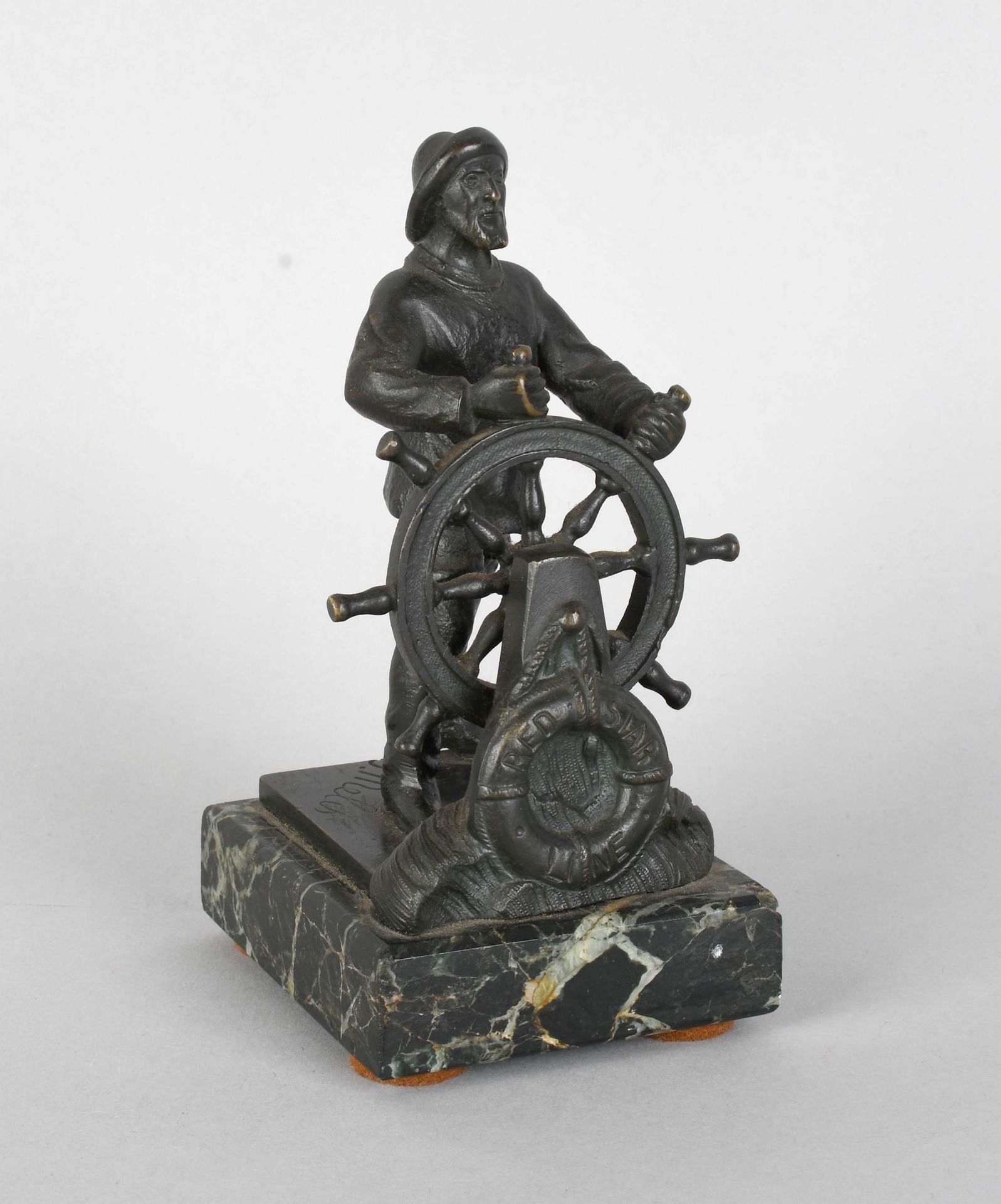 Null 爱德华-梅利斯（红星航运公司）

小型青铜雕塑："掌舵的水手"，在一个绿色脉络的大理石底座上。这枚铜牌是为前往美国的头等舱提供的。签名。

总高度：1&hellip;