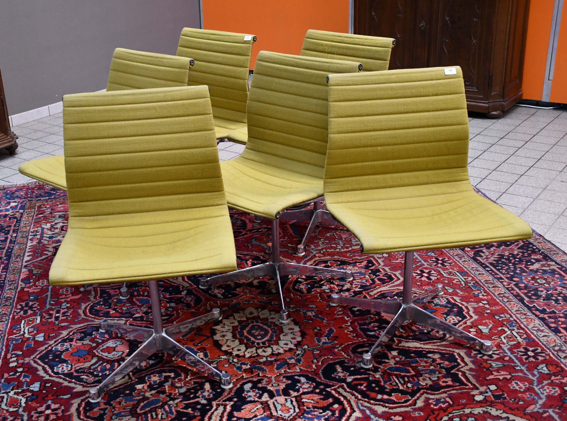 Null Herman Miller / Charles Eames

Serie von sechs Stühlen aus Chrom und Stoff.