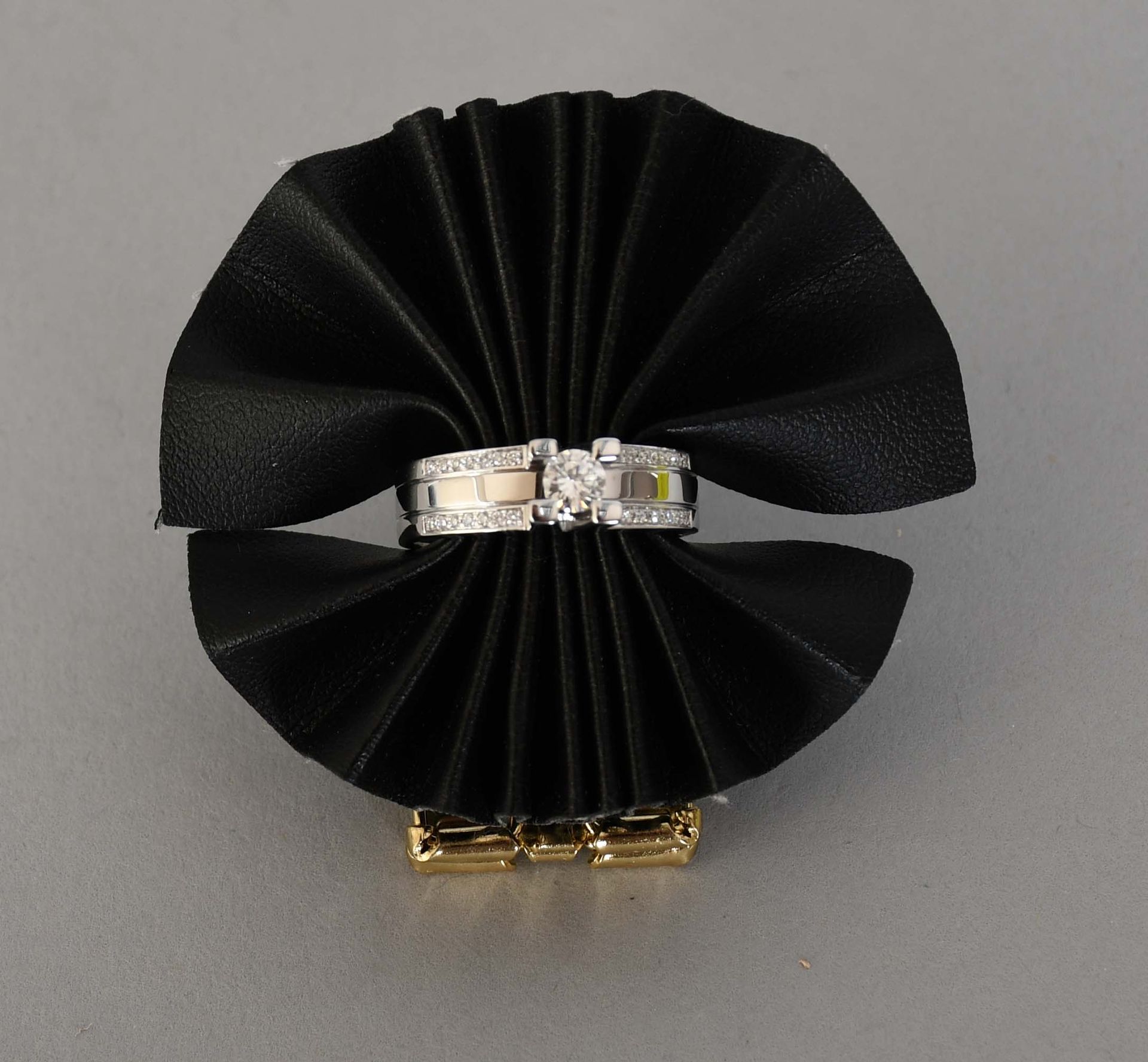 Null Joya

Moderno anillo de oro blanco de dieciocho quilates con una talla bril&hellip;
