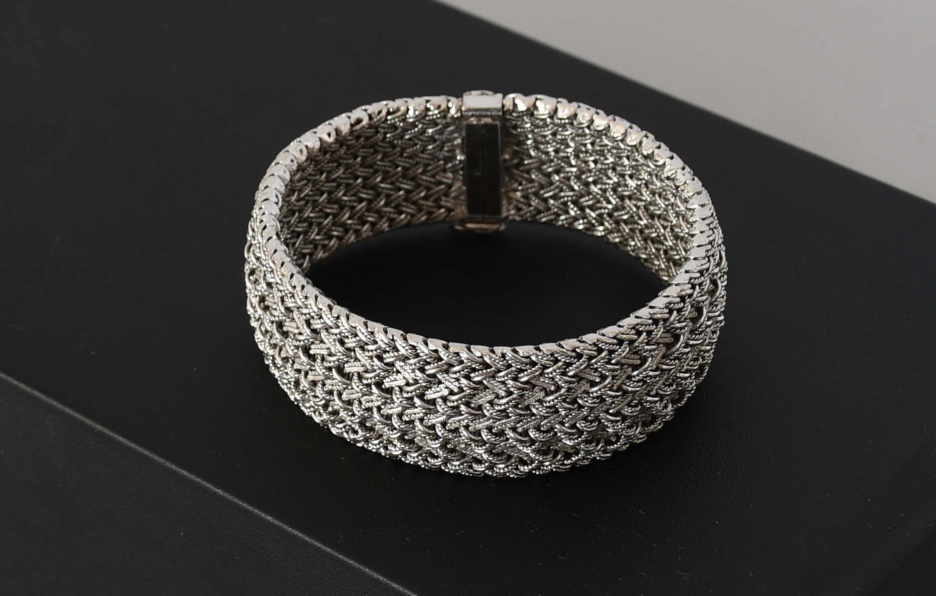 Null Bijou

Bracelet semi rigide en or blanc dix-huit carats à mailles tressées.&hellip;