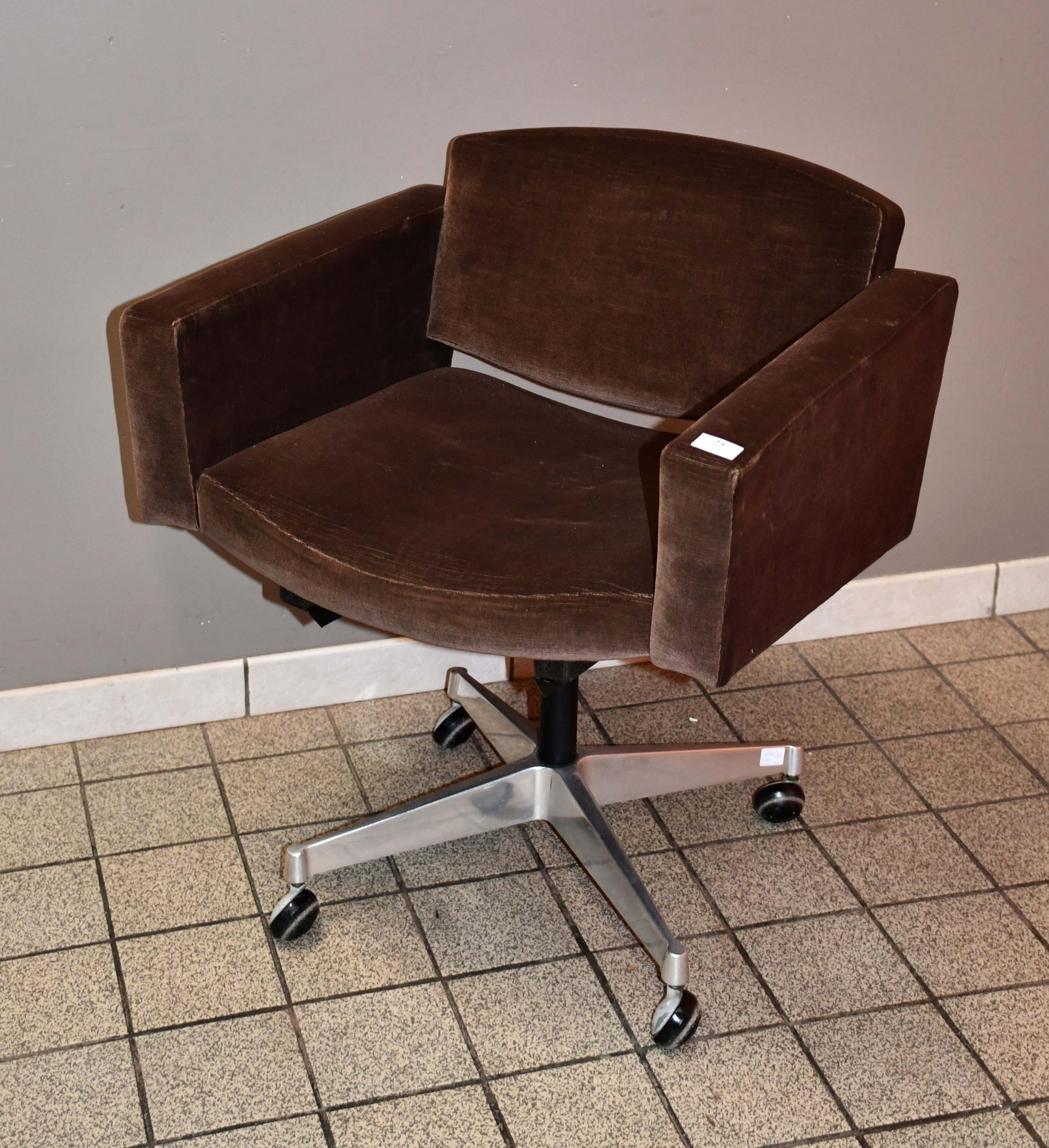 Null Pierre Guariche

Swivel office chair with wheels. Tired piston.