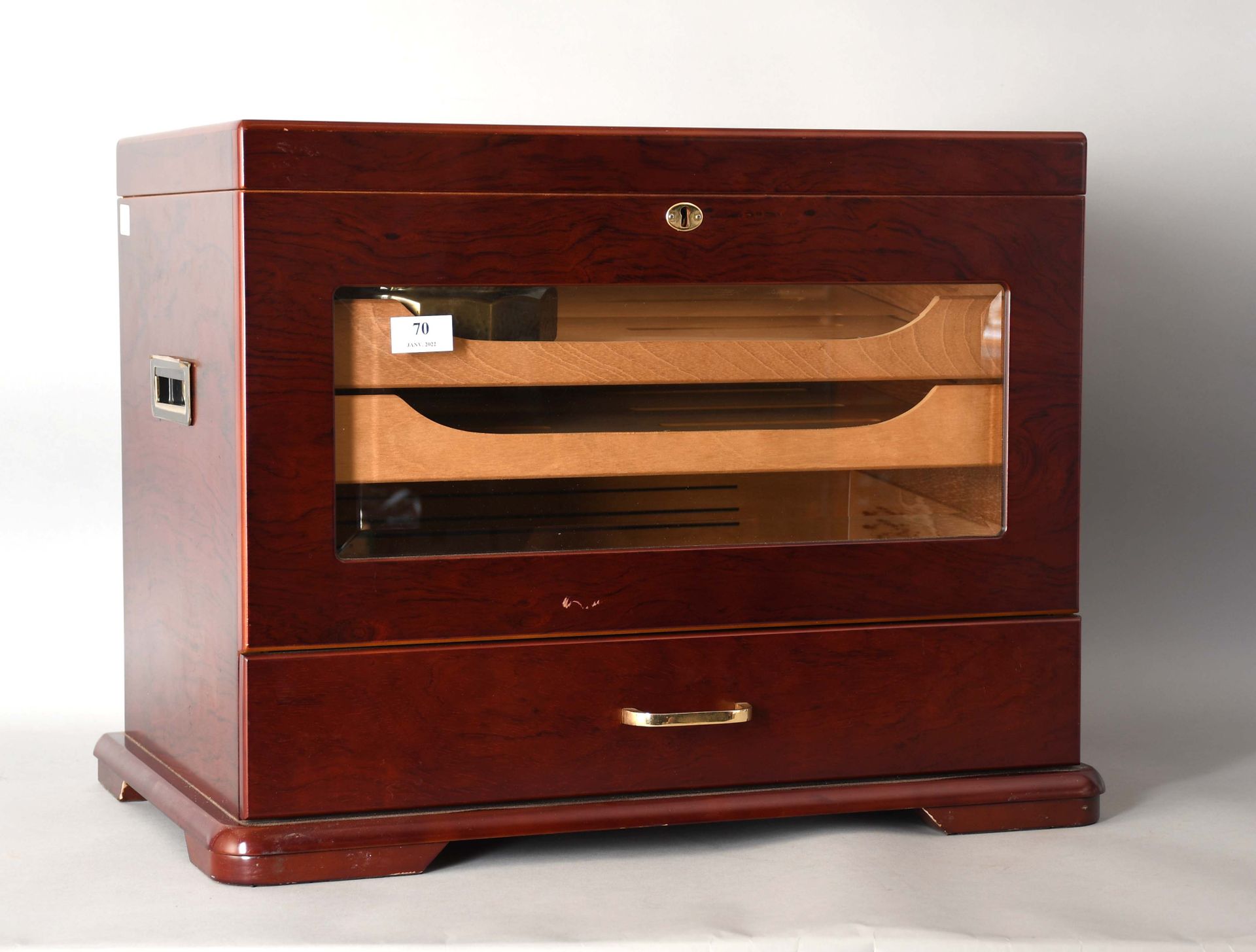 Null Important glass cigar cabinet in precious wood

Length : 56 cm. Height : 45&hellip;
