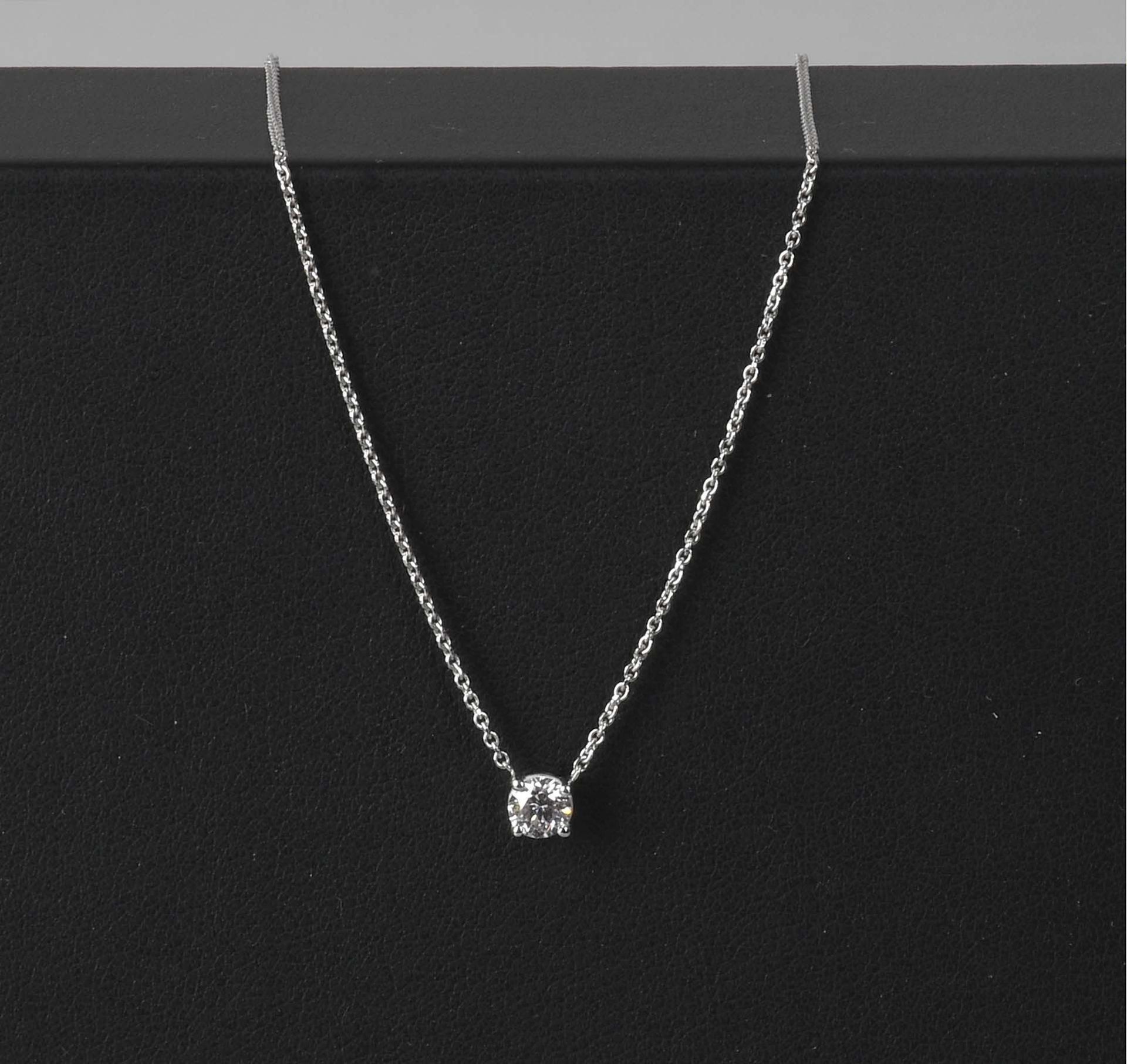 Null Jewel

Necklace in white gold eighteen carats set with a brilliant of + 0,2&hellip;