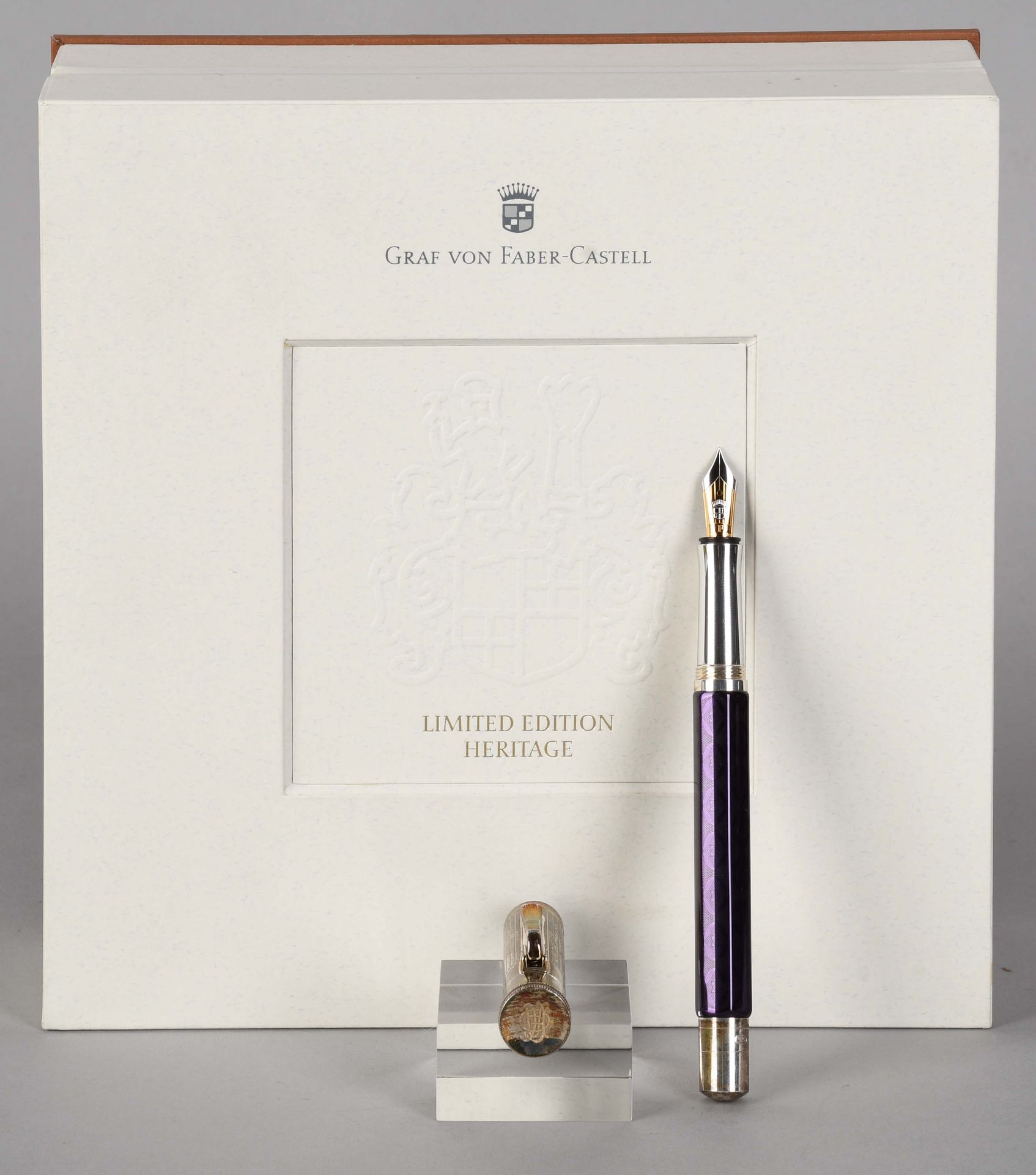 Null 格拉夫-冯-法贝-卡斯特尔

银色和漆面的钢笔。限量版Heritage-Ottilie。18克拉的双色金笔尖。在它的新盒子里。包括一本仍在玻璃纸中的写&hellip;