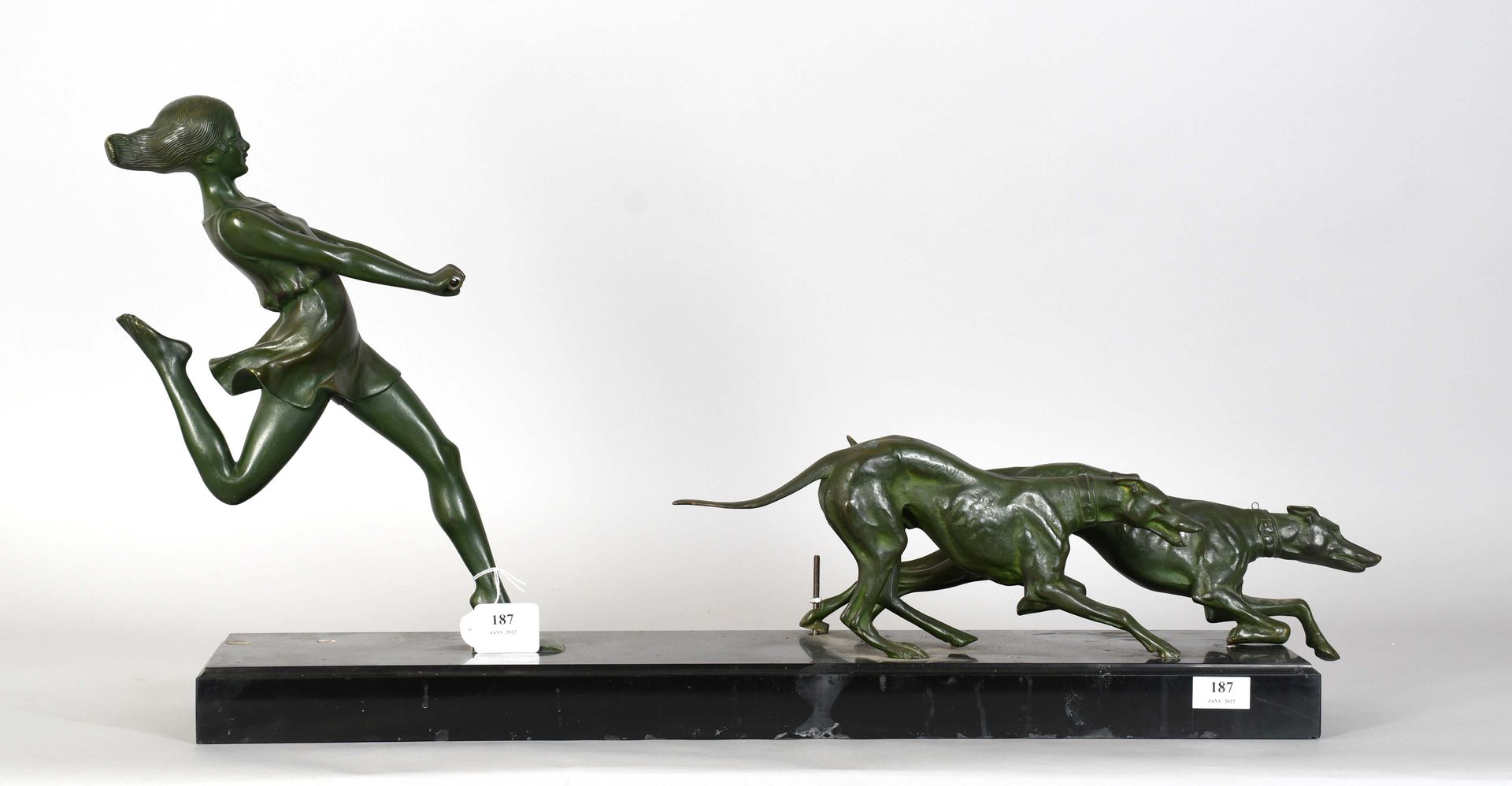 Null Georges Maxim

绿色铜质雕塑："带狗的年轻女孩"，黑色大理石底座上。签名。事故。

长度：88厘米。
