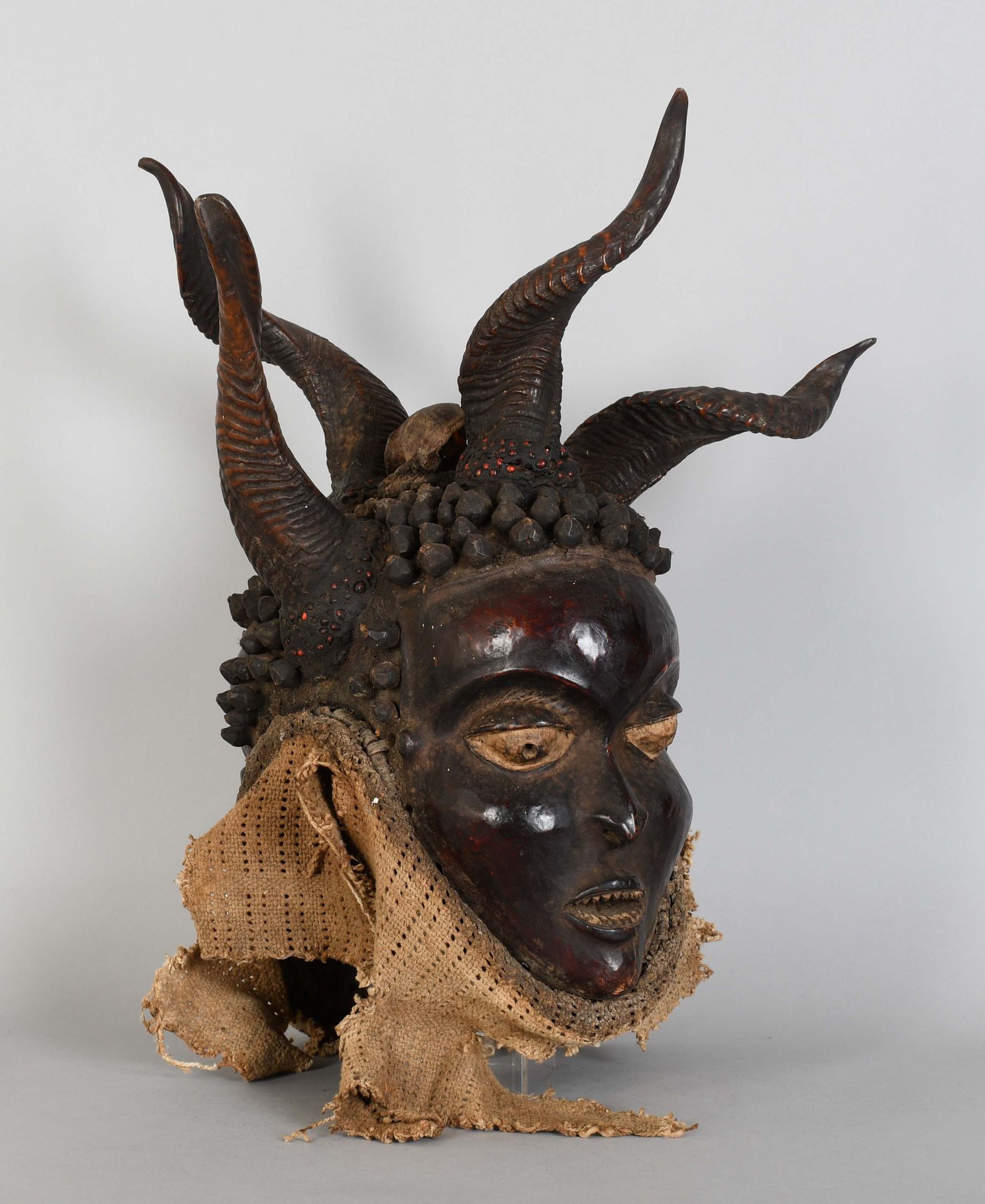 Null Máscara doble africana de madera tallada y cuerno

Altura: 53 cm.