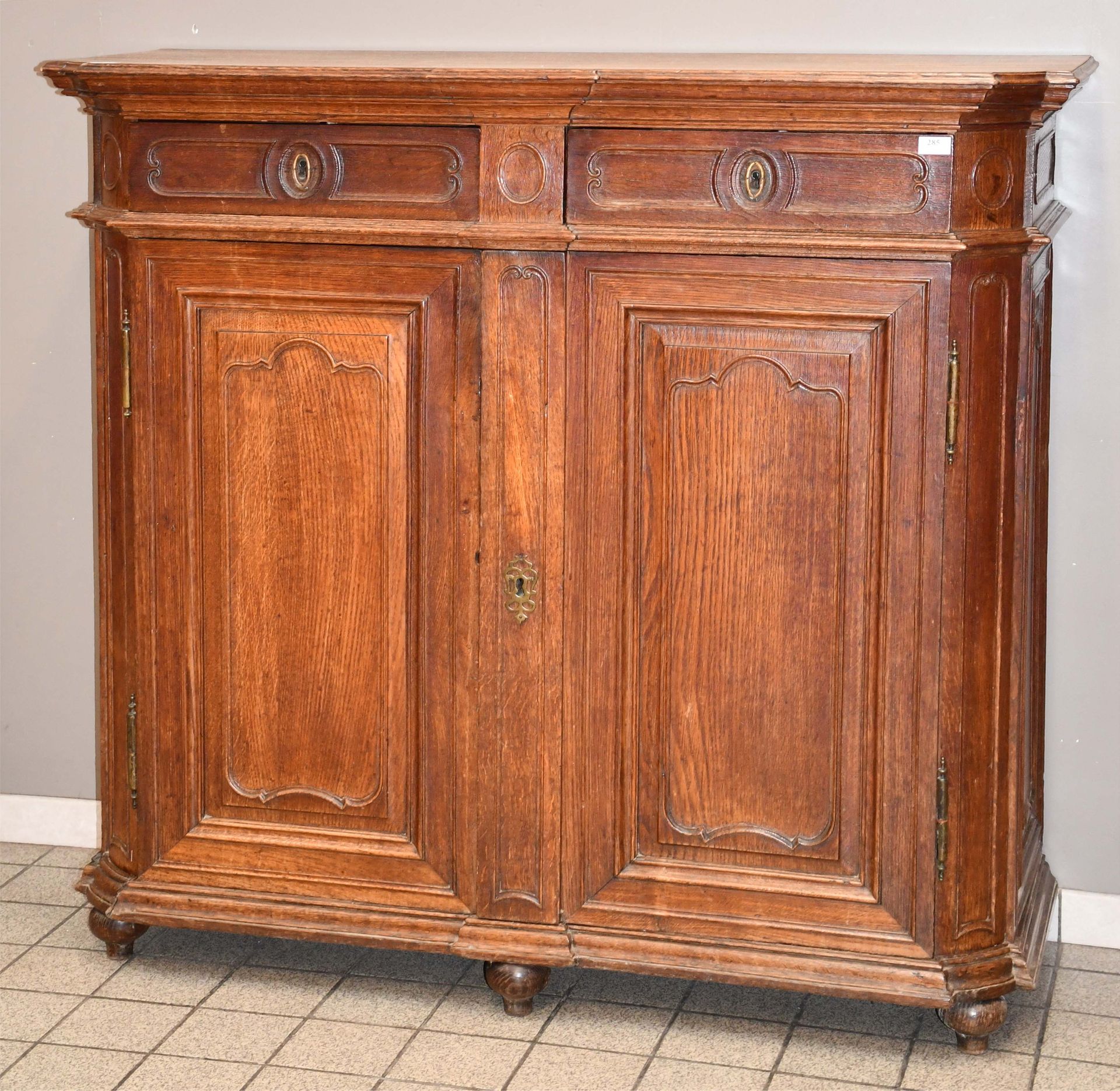 Null Dismountable chest in oak carved with cordonet, opening with two doors and &hellip;