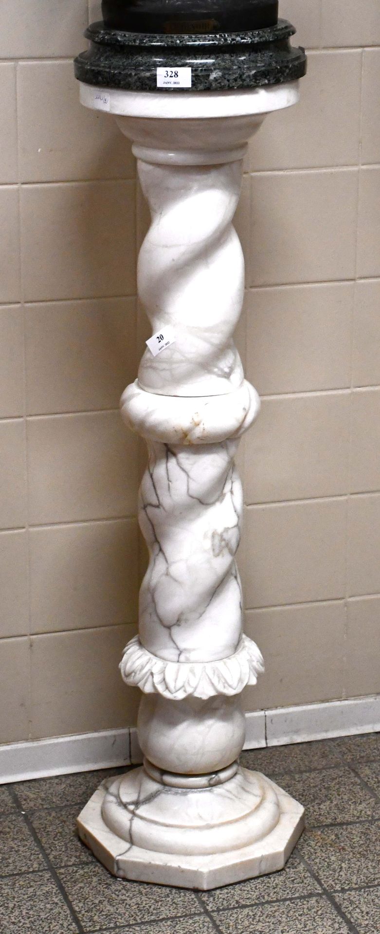 Null Pedestal with twisted column, in veined white marble

Height : 98 cm.