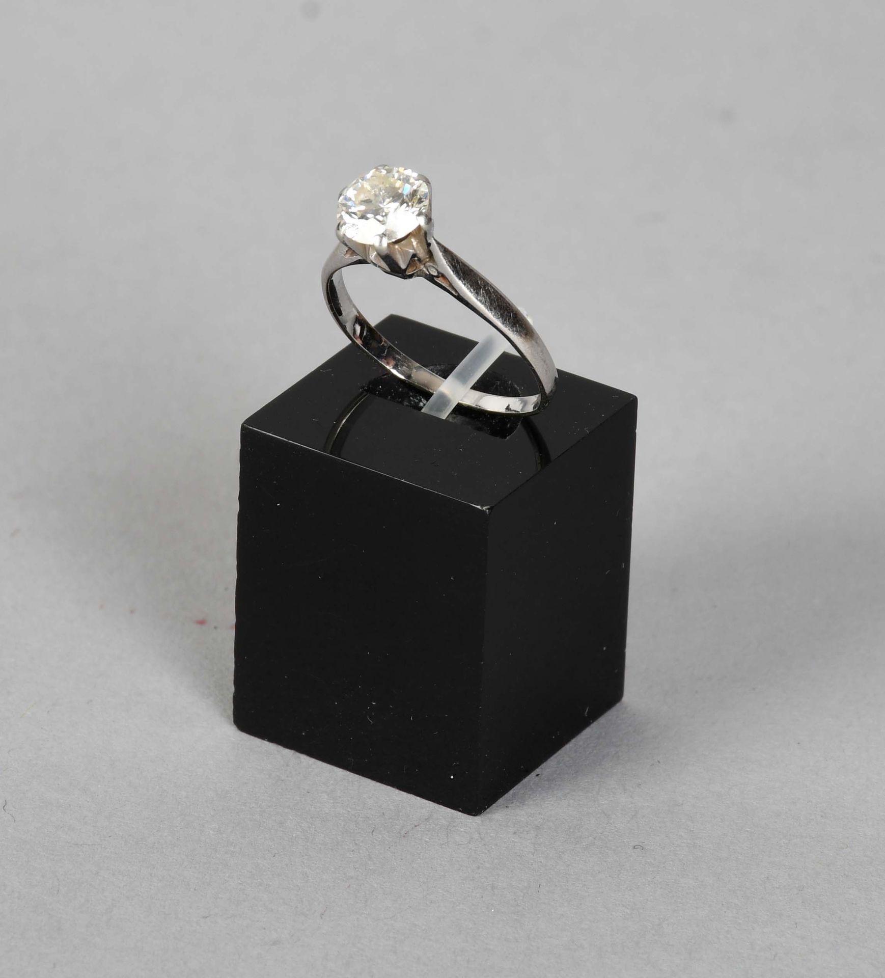 Null 瑰宝

18K白金单颗钻石戒指，镶嵌0.90克拉以上的明亮型钻石。总重量：+2,5克。