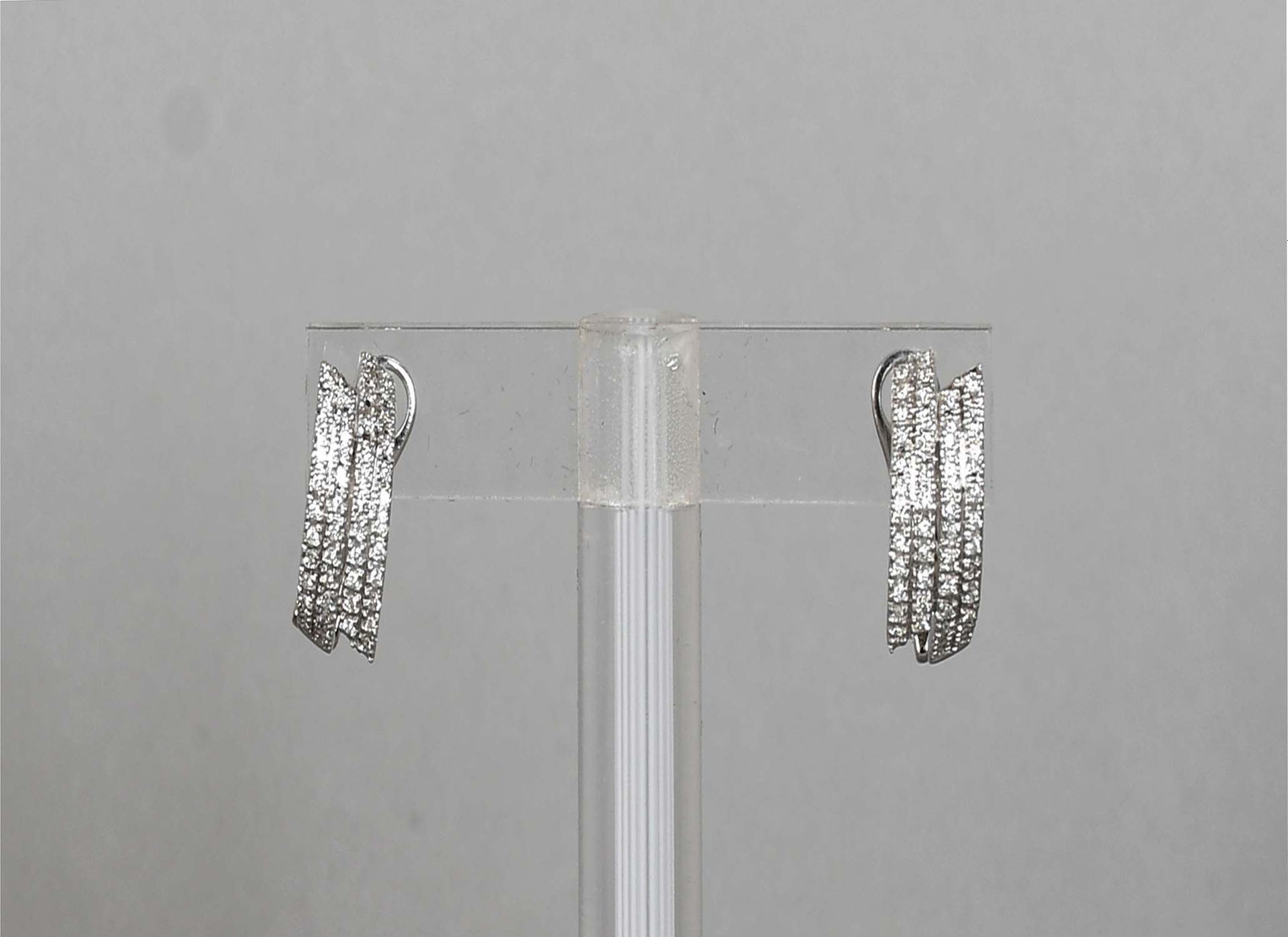 Null 珠宝首饰

一对18克拉白金的现代耳环，镶有四排钻石。总重量：+7,1克。