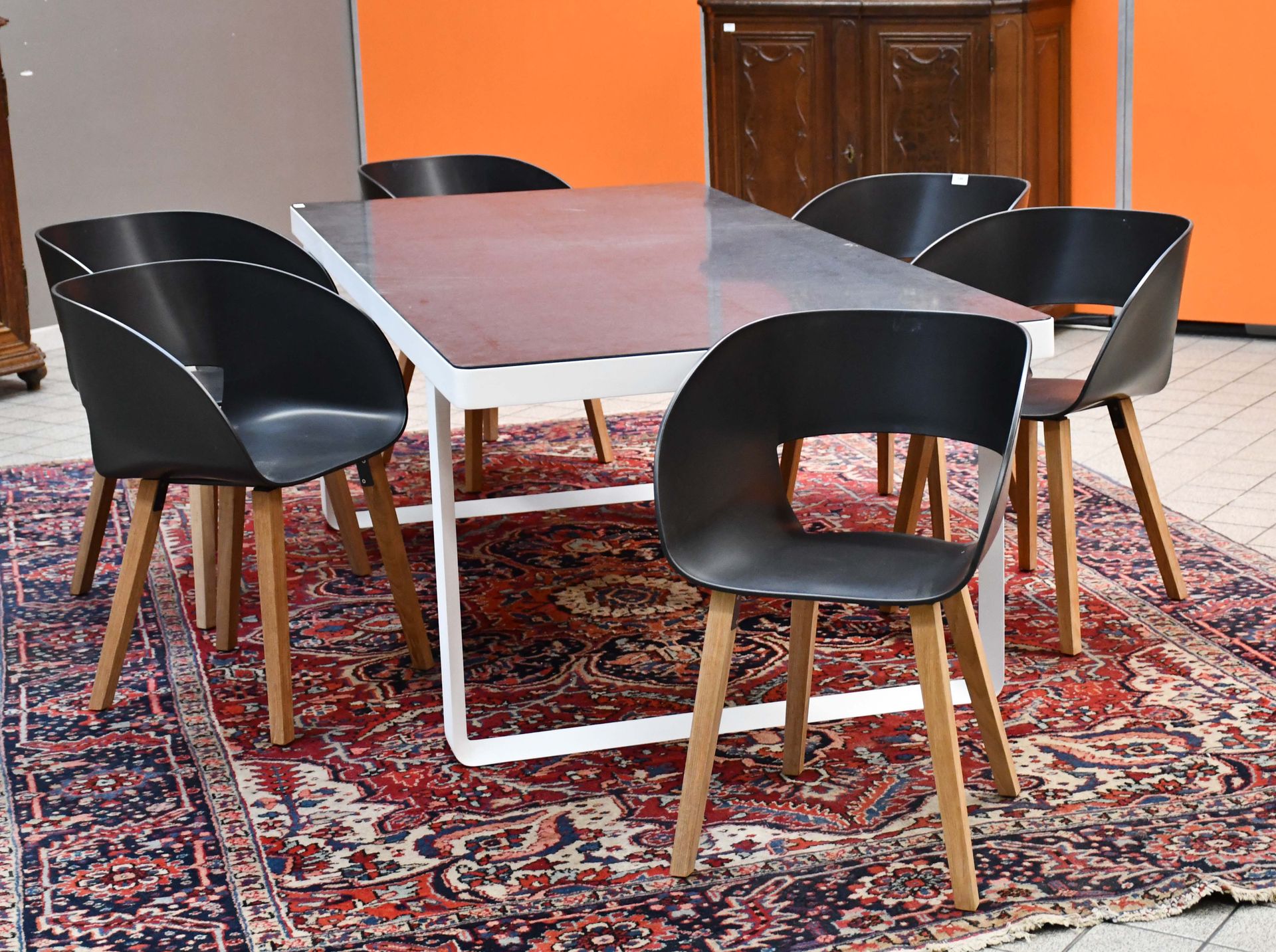 Null 翠布

Neutra "桌子，白色粉末涂层铝和比利时蓝石顶，以及六把扶手椅，黑色外壳和柚木腿。

尺寸：220厘米×100厘米。