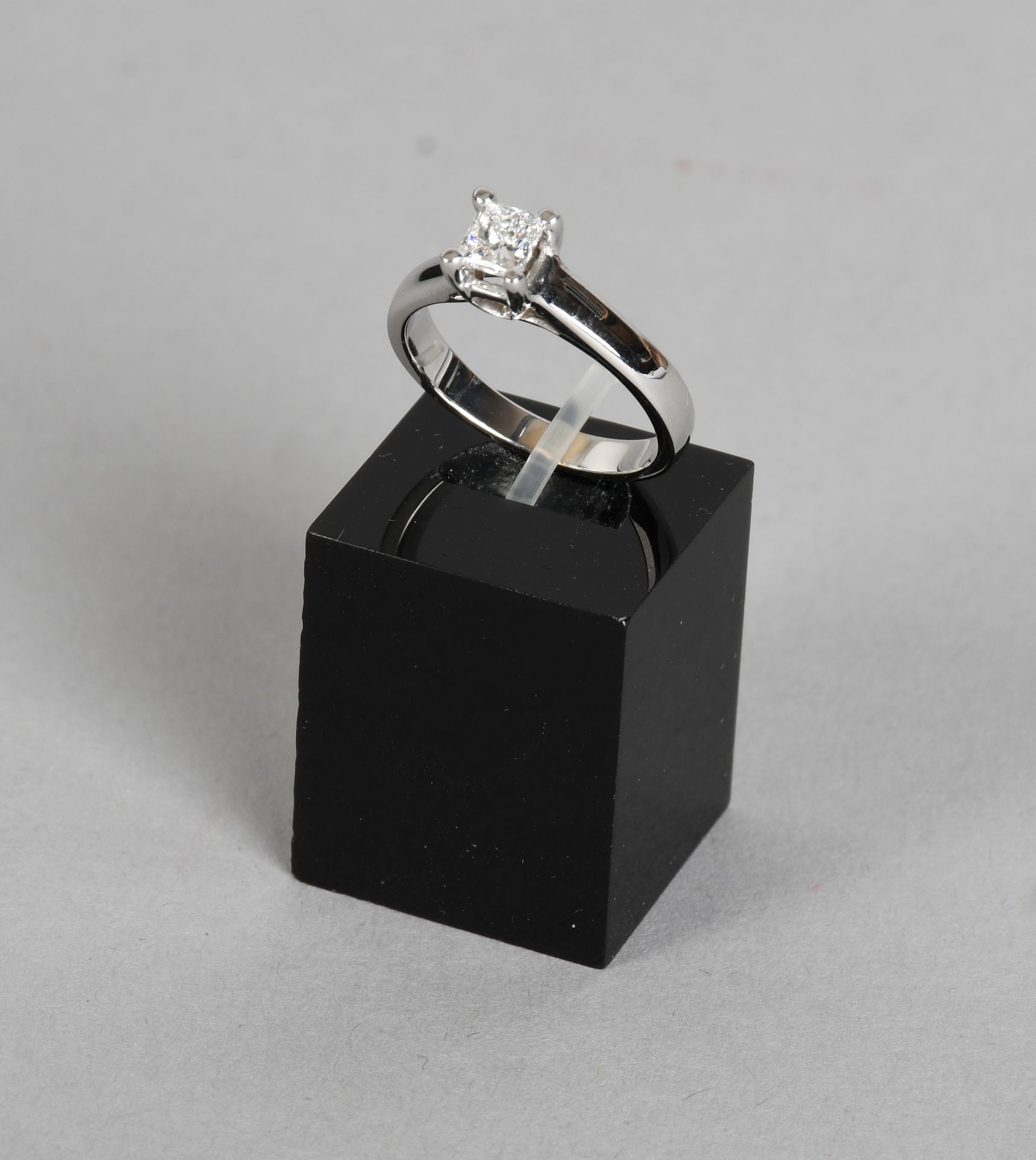 Null 瑰宝

18K白金单钻戒指，镶有0.51克拉的长方形钻石。清晰度VS1 F色。有证书。总重量：+4,2克。