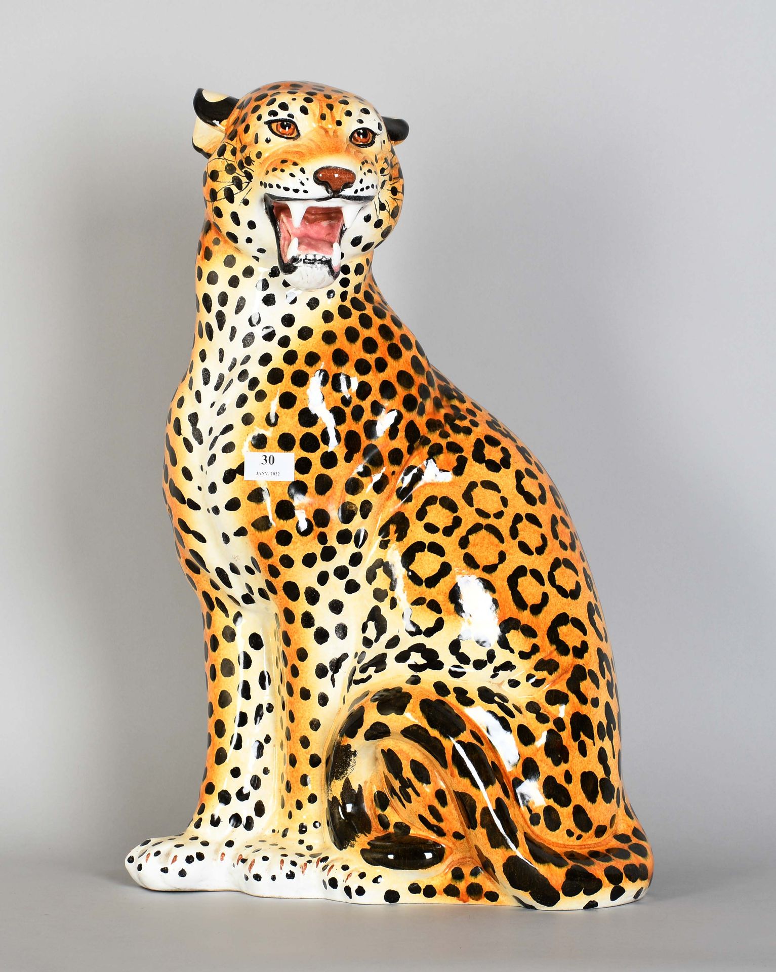 Null Terracotta policroma italiana a forma di leopardo seduto

Altezza: 62 cm.