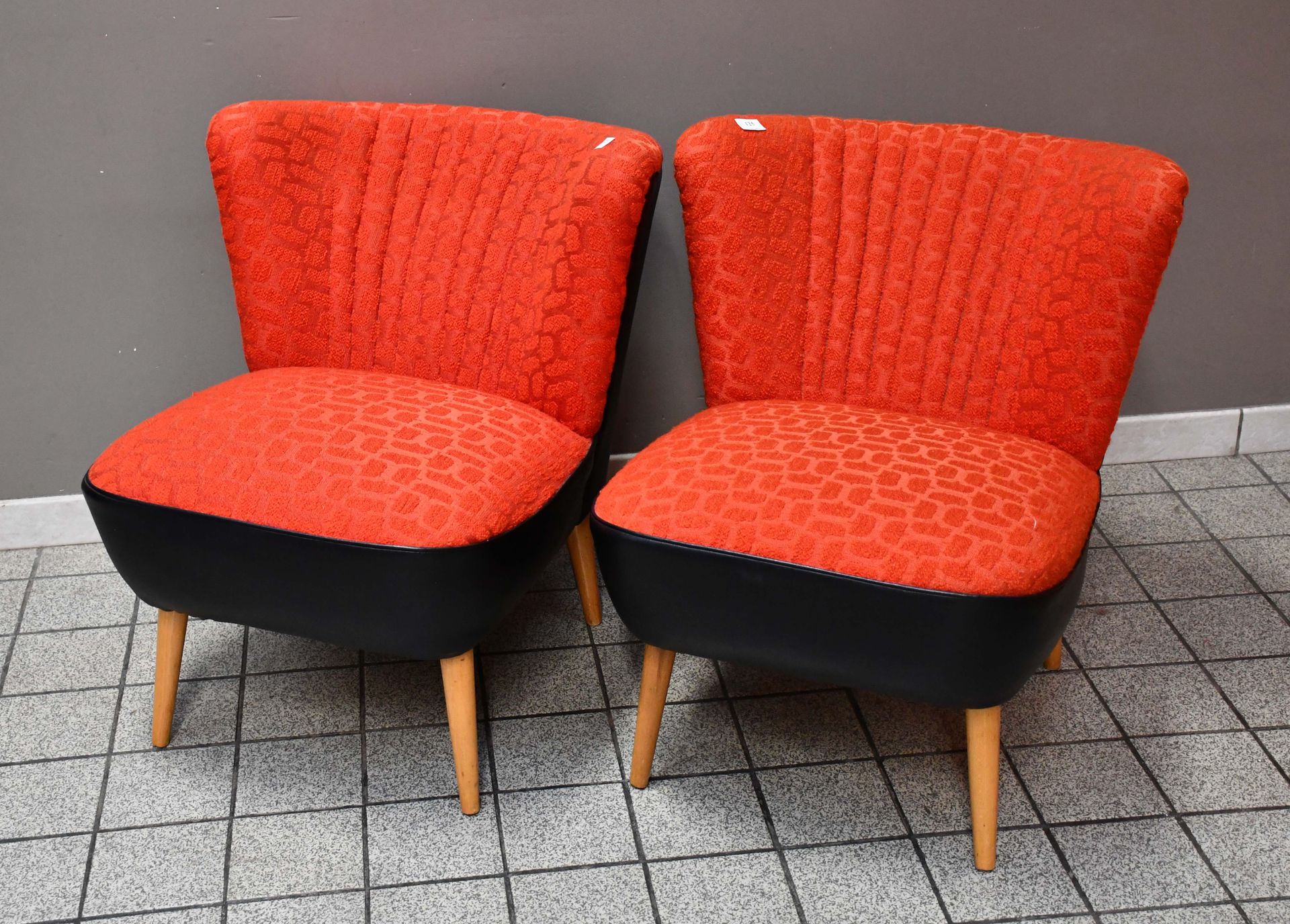 Null Pair of vintage "cocktail" armchairs in red velvet and black skai