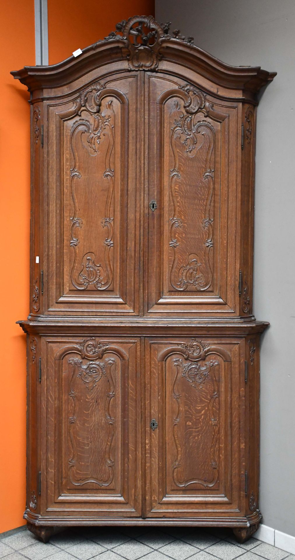 Null 极好的橡木精雕角柜，底部和顶部开有两个完整的门，侧面呈圆形 - 列日，18世纪，摄政时期

高度：247厘米。