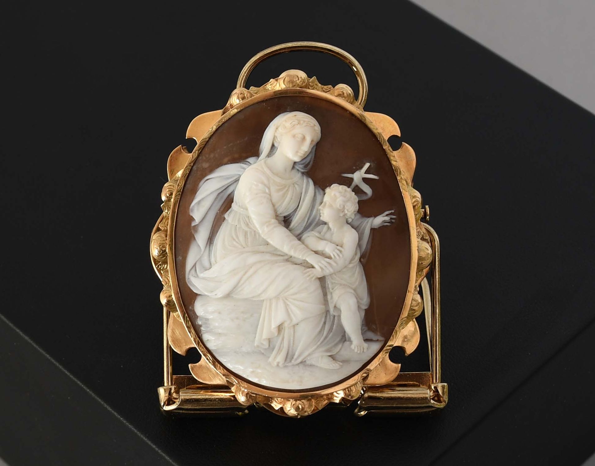 Null Jewel

Cameo brooch in eighteen carat yellow gold. A hair in the cameo.