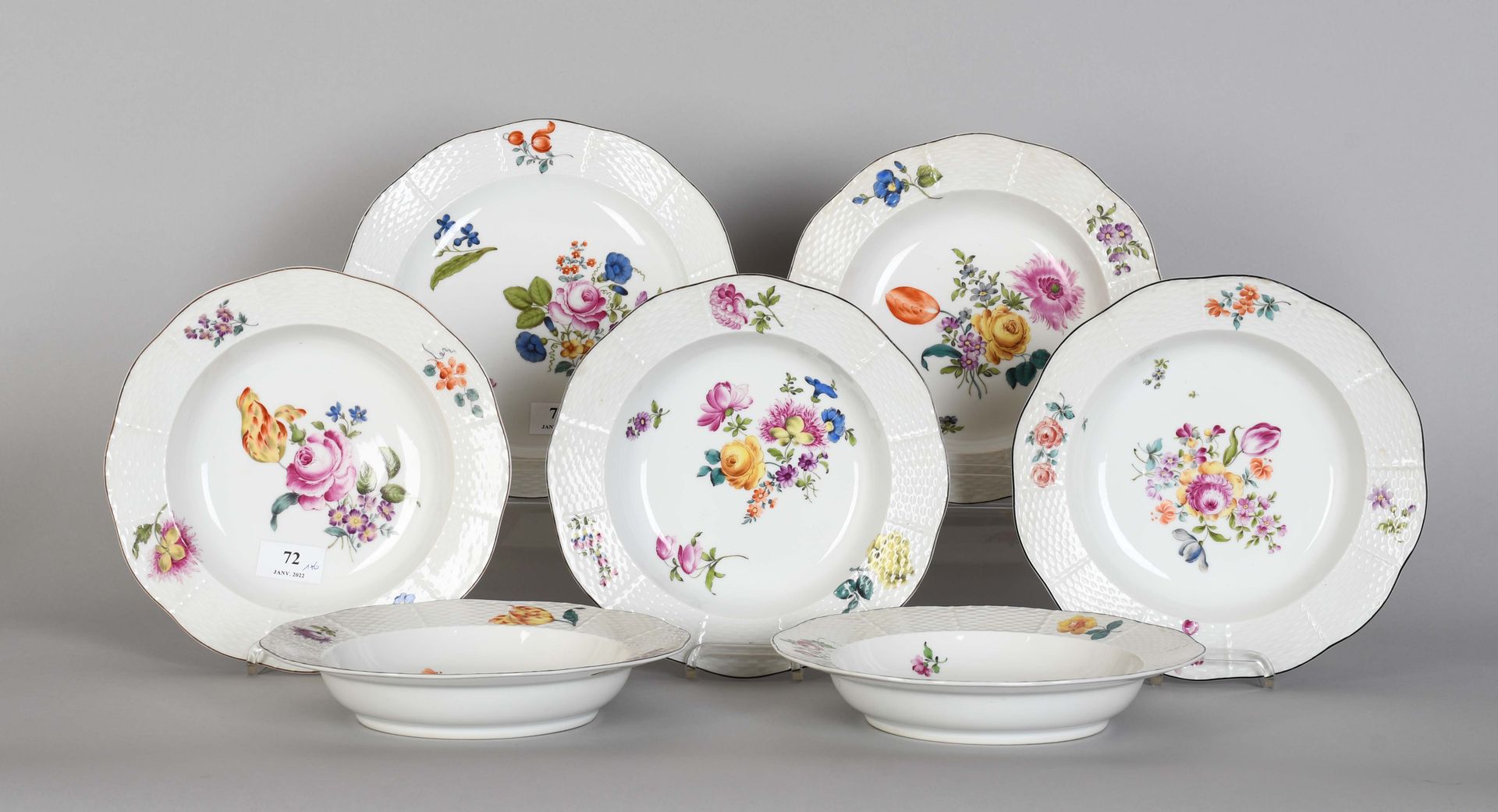 Null 赫伦德

六个瓷质汤盘，有多色花饰和柳条边，一个餐盘。

直径：23.5厘米。