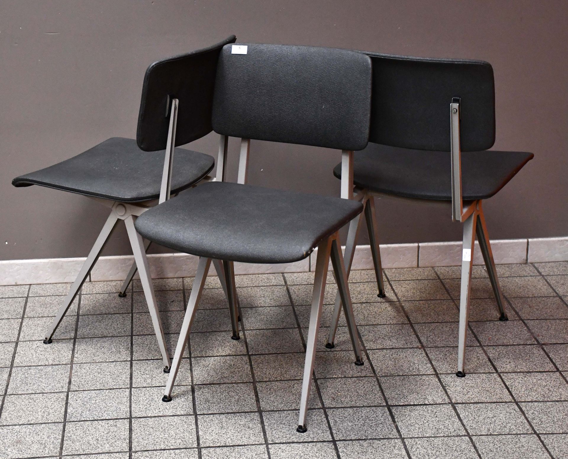 Null Friso Kramer / Hay

Series of three chairs in lacquered metal.