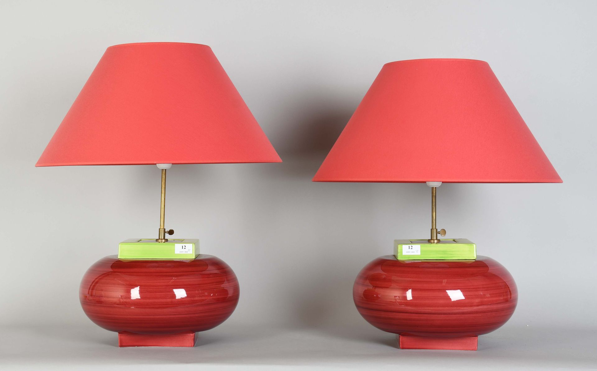 Null Kostka

Pair of glazed earthenware table lamps.

Height : 65 cm.