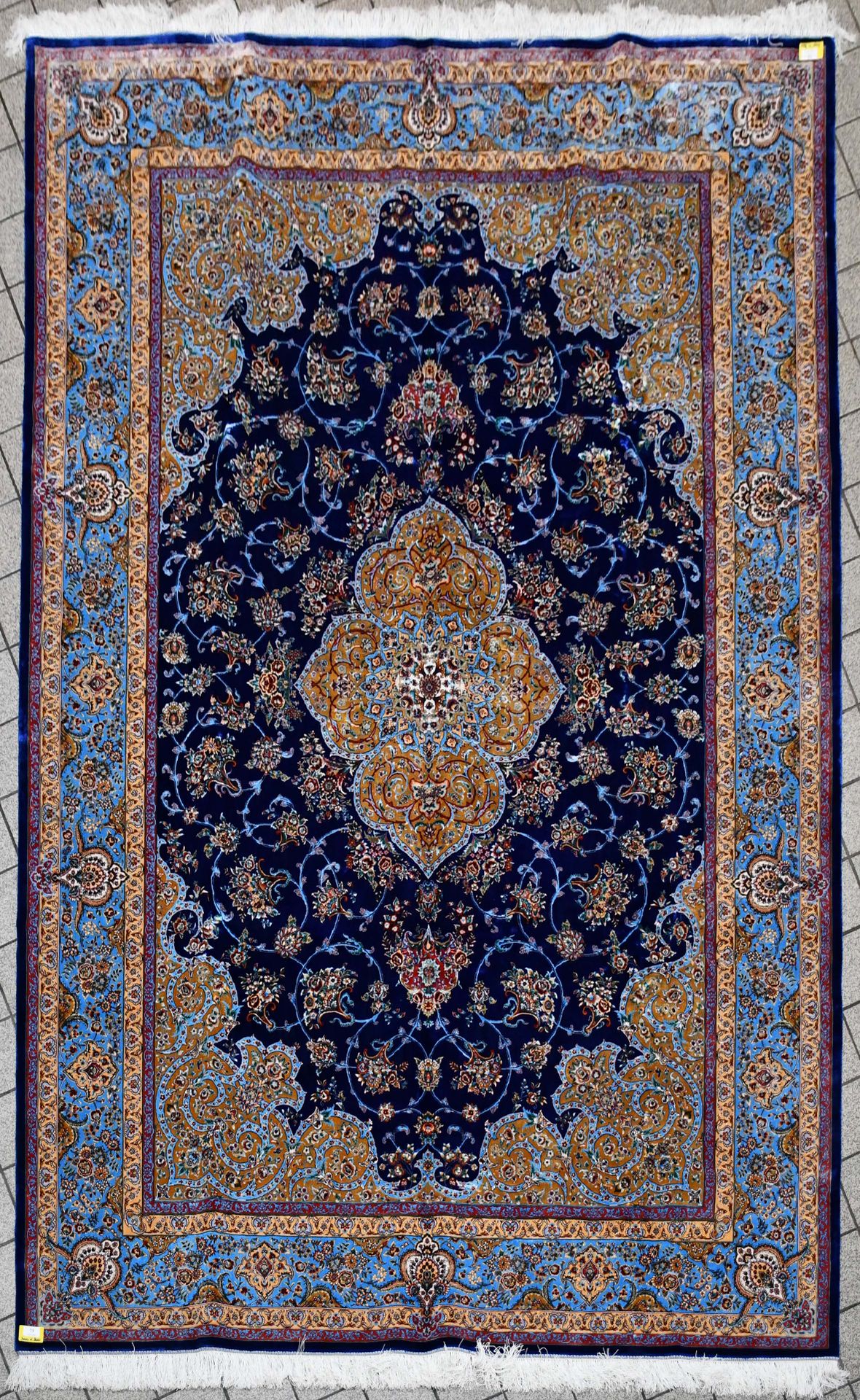 Null Teppich

Halbmechanischer Teppich aus Seide.

Größe: 300 cm x 200 cm.