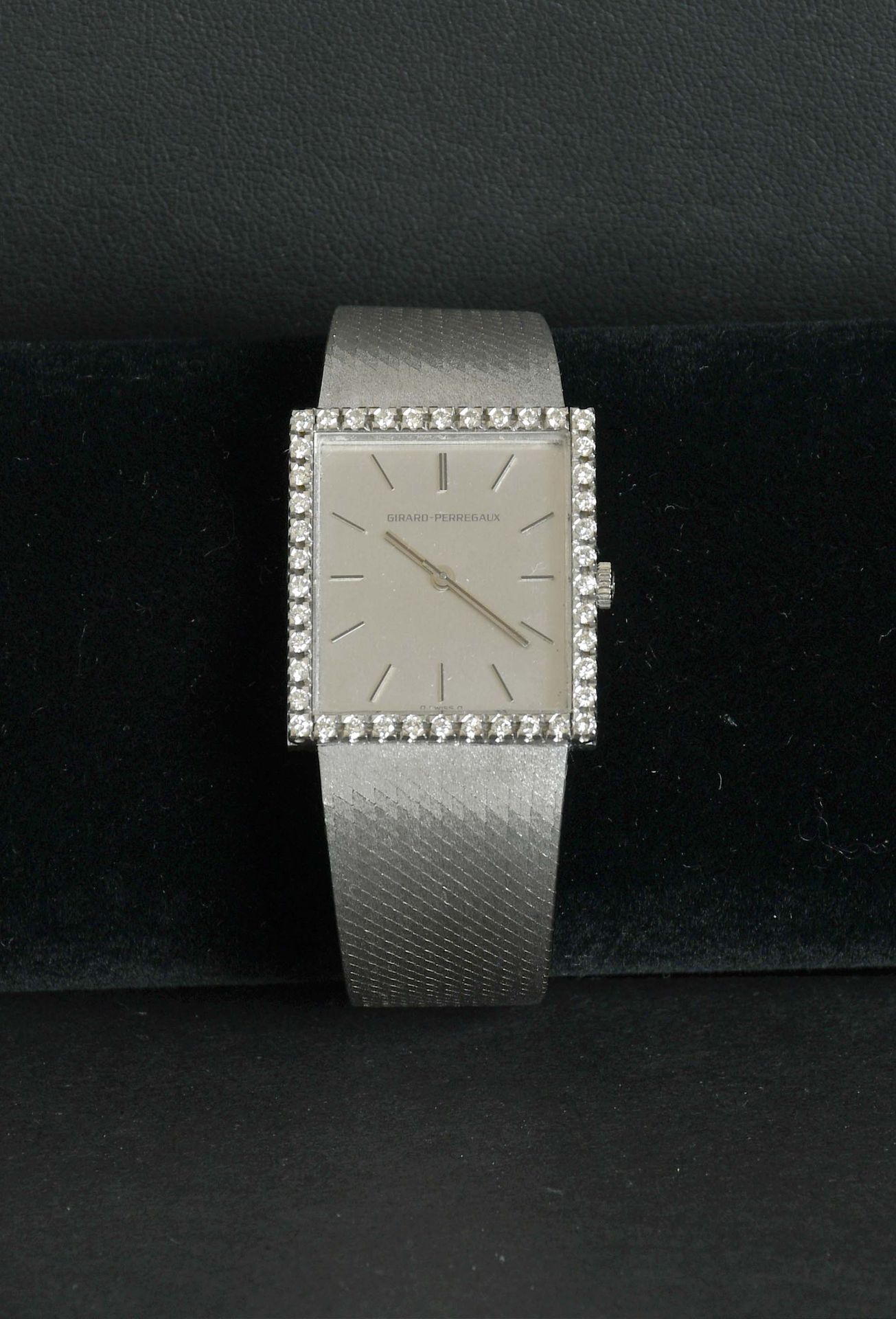 Null 璧人

吉拉德-佩雷戈斯

华丽的18K白金腕表。方形表壳，18K金，镶嵌圆形明亮型钻石。机械设置要手动上弦。灰色的珍珠背。状况极佳。
