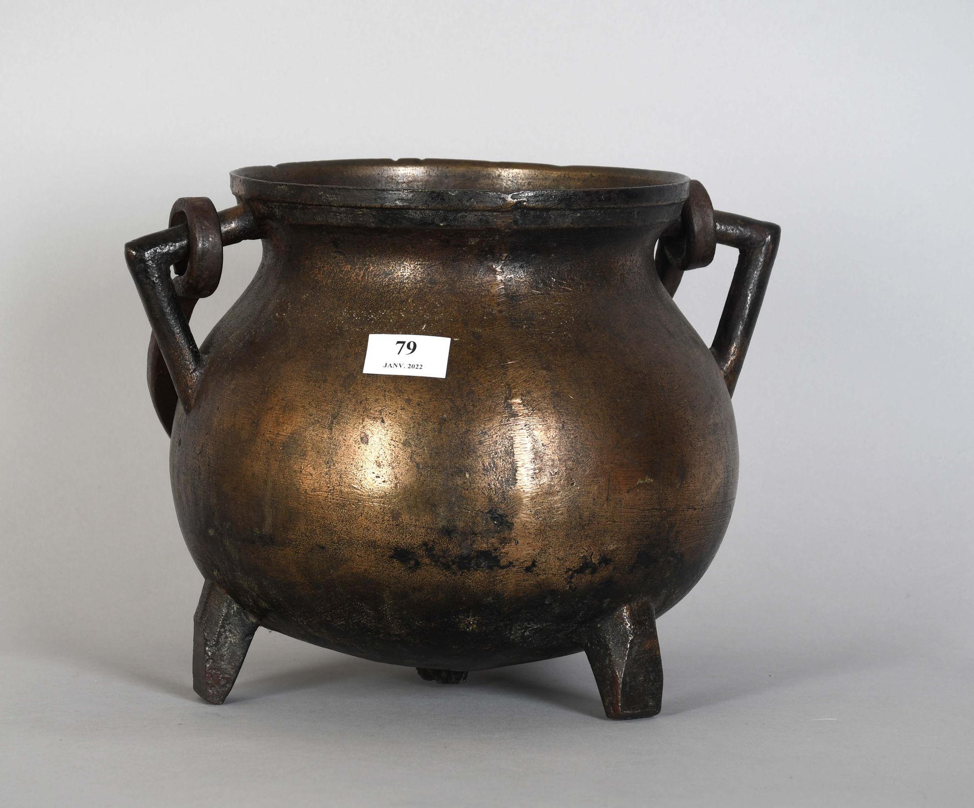 Null Tripod cauldron in bronze, with mobile iron handle - 17th century