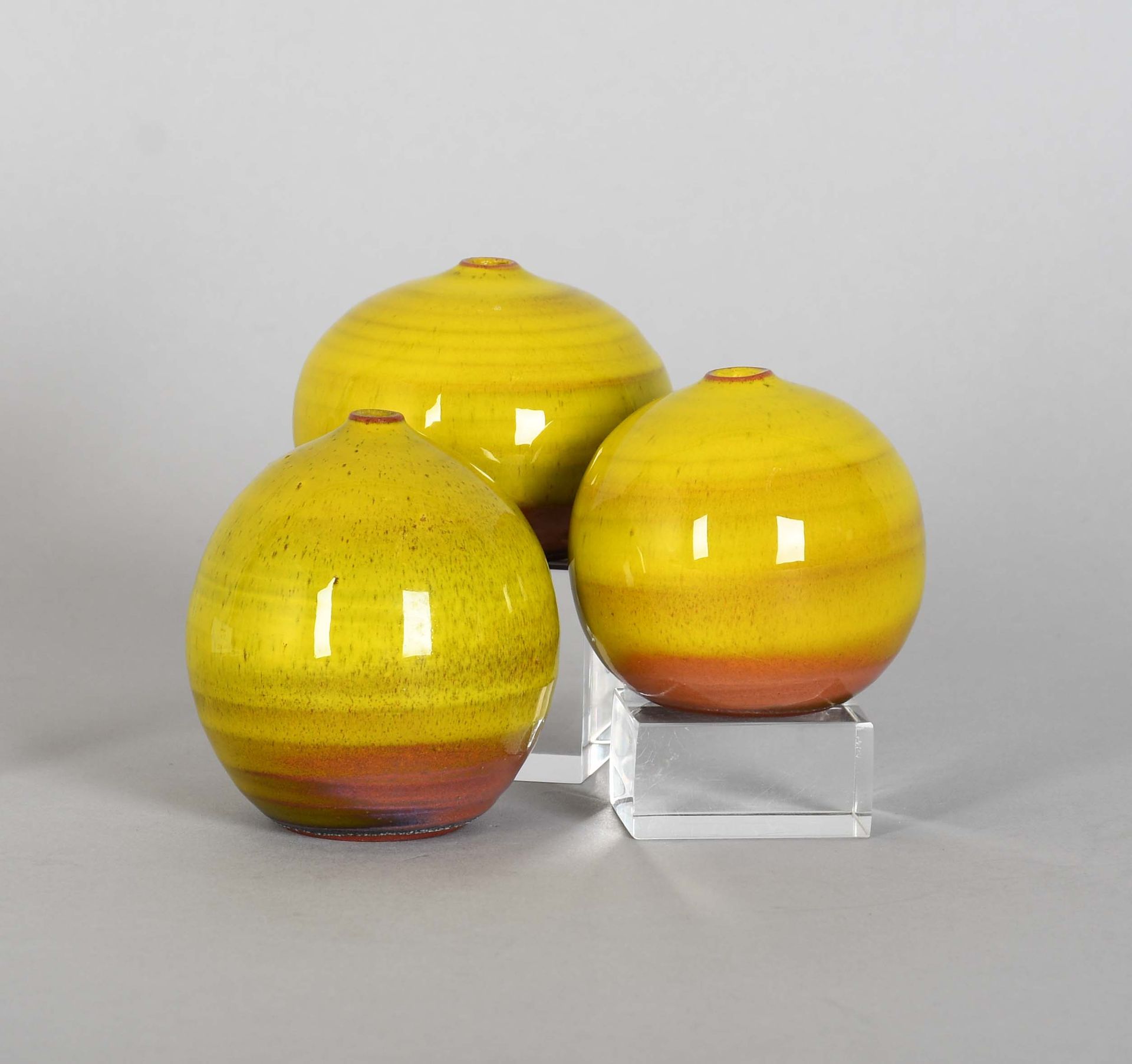 Null Antonio Lampecco

三个微型黄釉陶球系列花瓶。有图案的。

高度：8厘米。