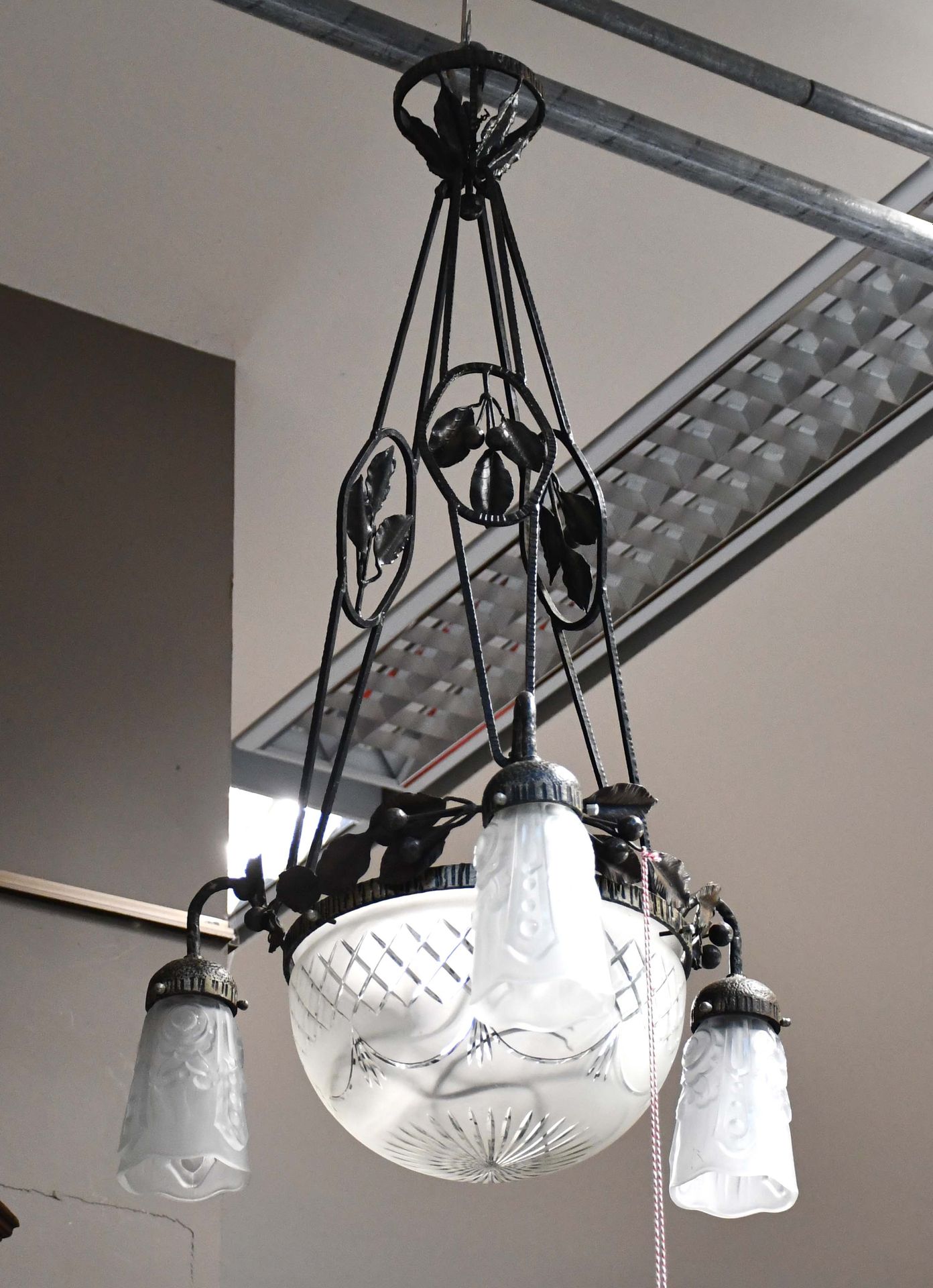 Null 装饰艺术吊灯，金属框架，一个切割和磨砂的圆顶和三朵缎面模制玻璃的郁金香