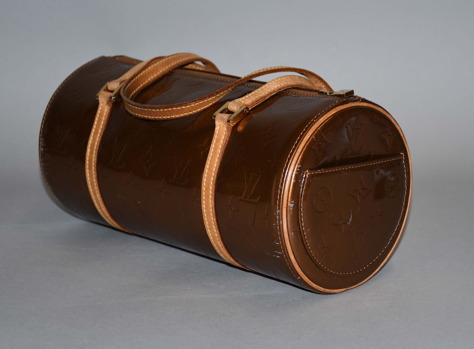 Null 路易威登

古铜色漆皮手提包，有字母图案。贝德福德 "模型。略有划痕。