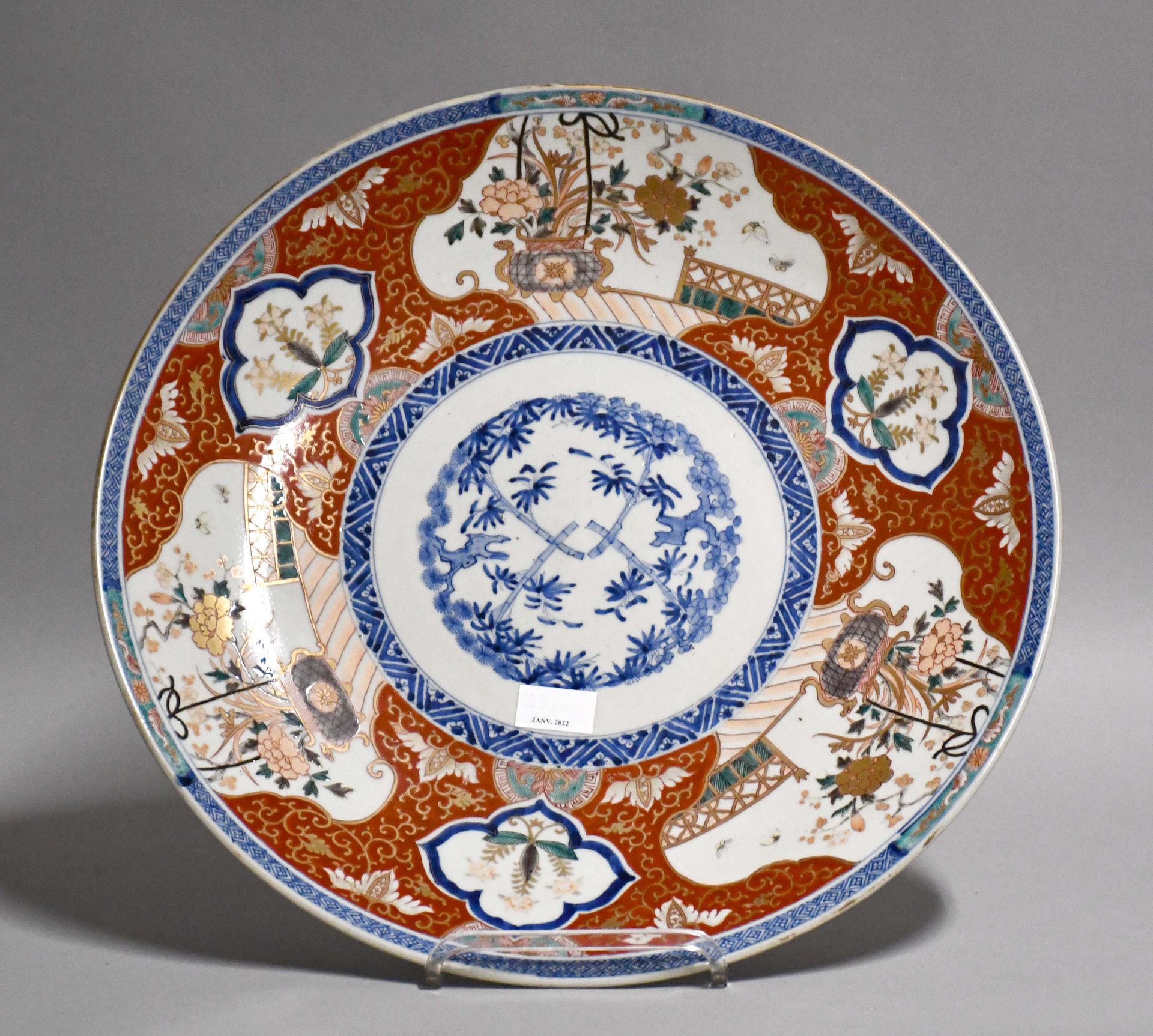 Null 日本，伊万里，19世纪

一个圆形的多色瓷盘，上面装饰着花箱和竹子。底座上的签名。

直径：46.5厘米。