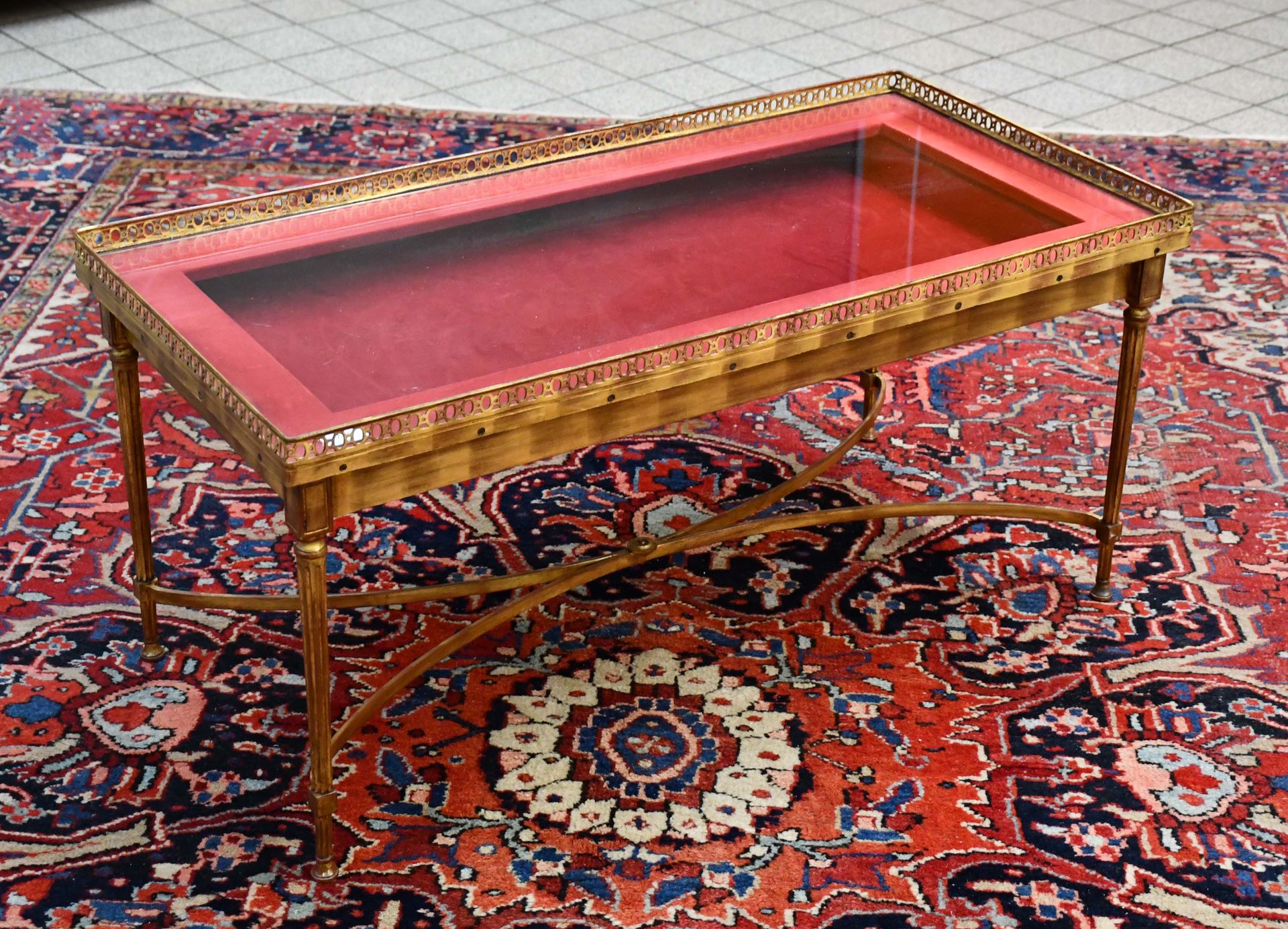 Null 路易十六风格的青铜色金属咖啡桌，凹槽腿由支架连接；有釉面抽屉和镂空画廊

尺寸：100厘米×50厘米。