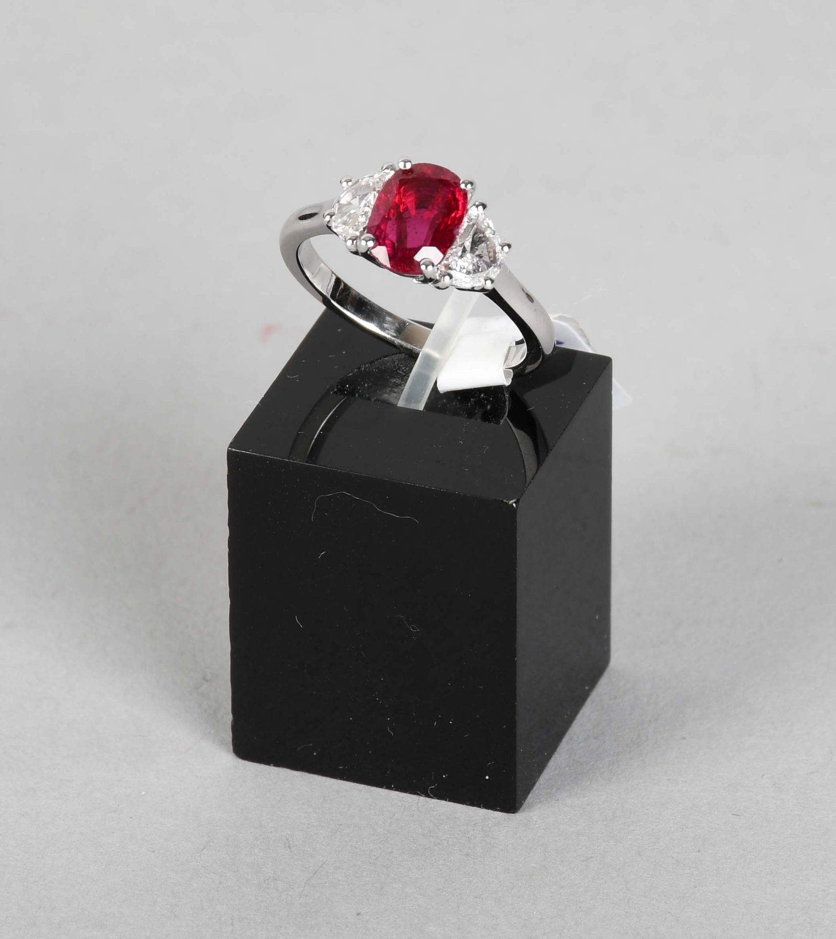 Null Jewel

Ring in eighteen karat white gold set with a natural ruby of 1.89 ca&hellip;