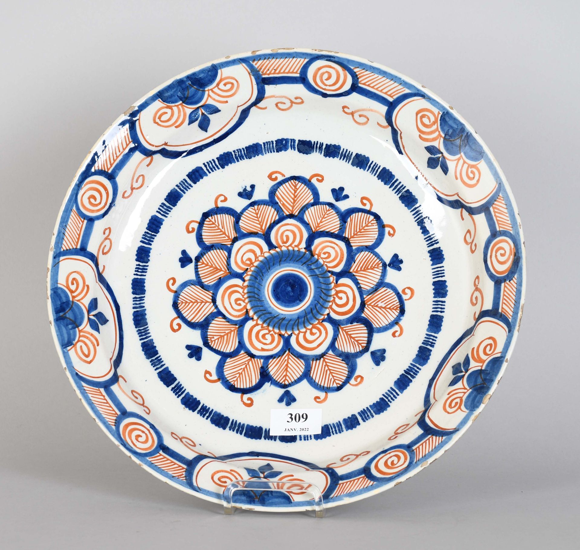 Null 代尔夫特，18世纪

蓝色和红色花纹陶器圆盘。

直径：35厘米。