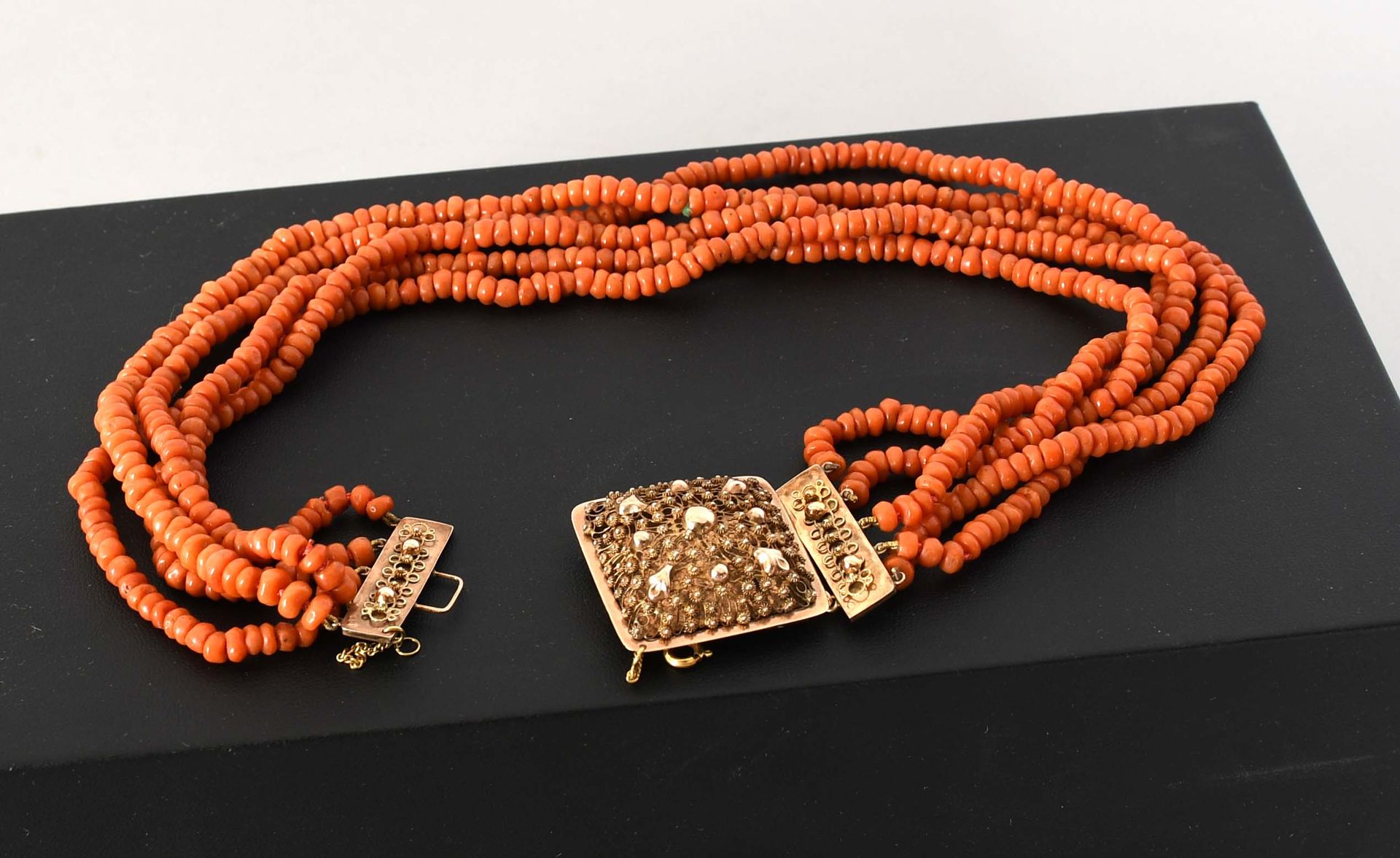 Null Coral necklace with gold clasp