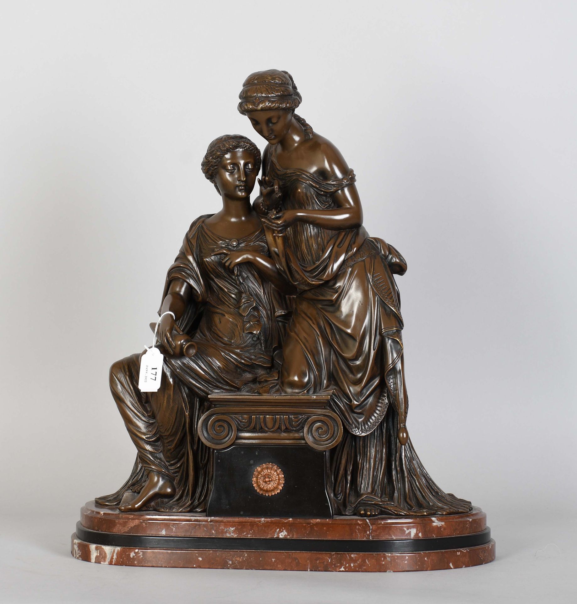 Null Sculpture en bronze : “Deux dames drapées à l’antique”, sur socle en marbre&hellip;