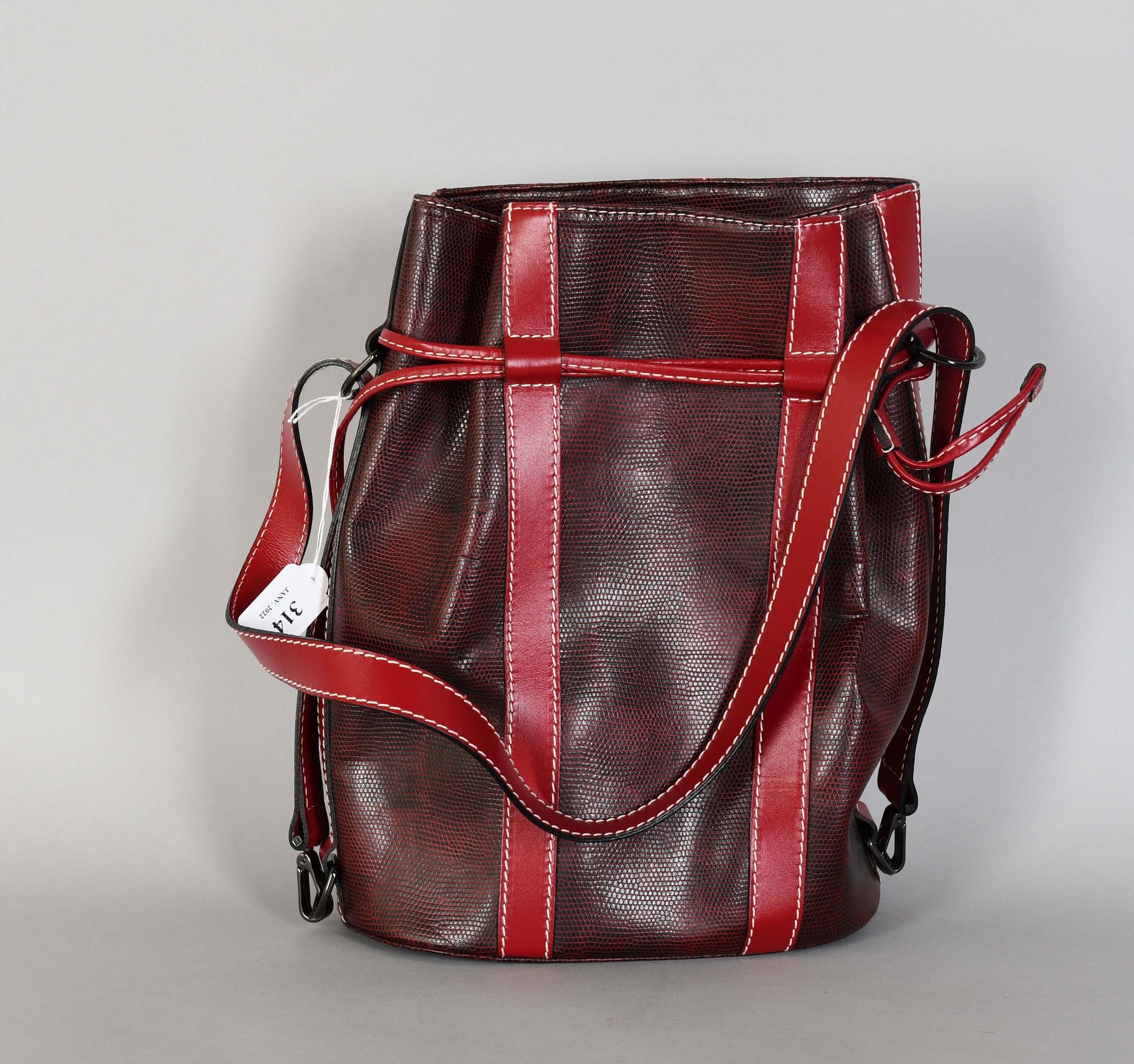 Null Lancel

Vintage bucket shoulder bag in burgundy lizard leather with smooth &hellip;