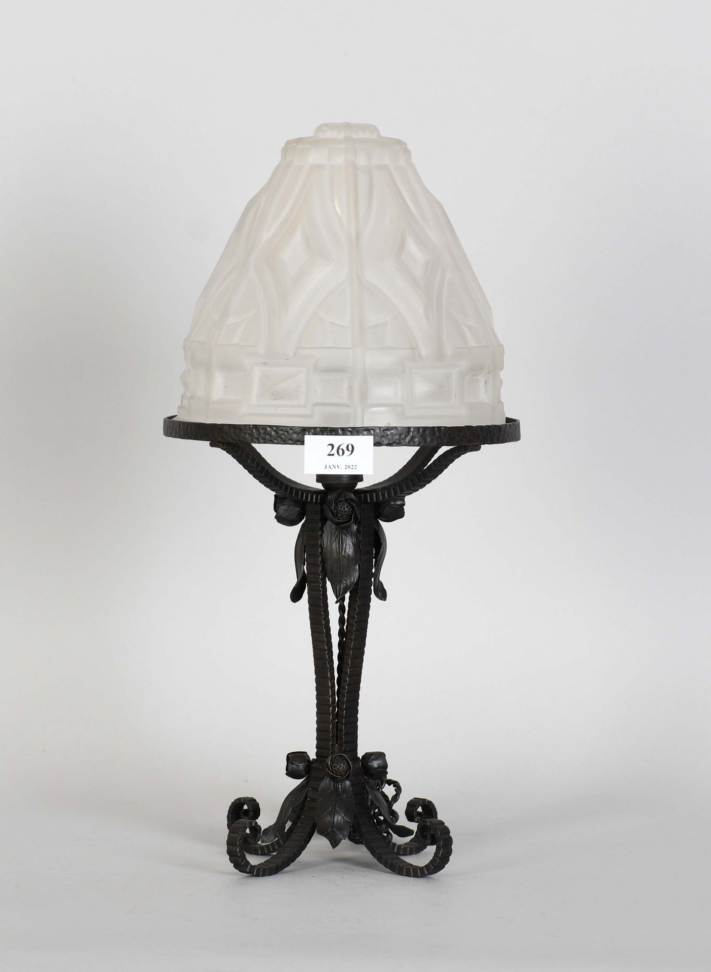 Null Art-Deco-Lampe mit einem Gestell aus bearbeitetem Schmiedeeisen mit Blumend&hellip;