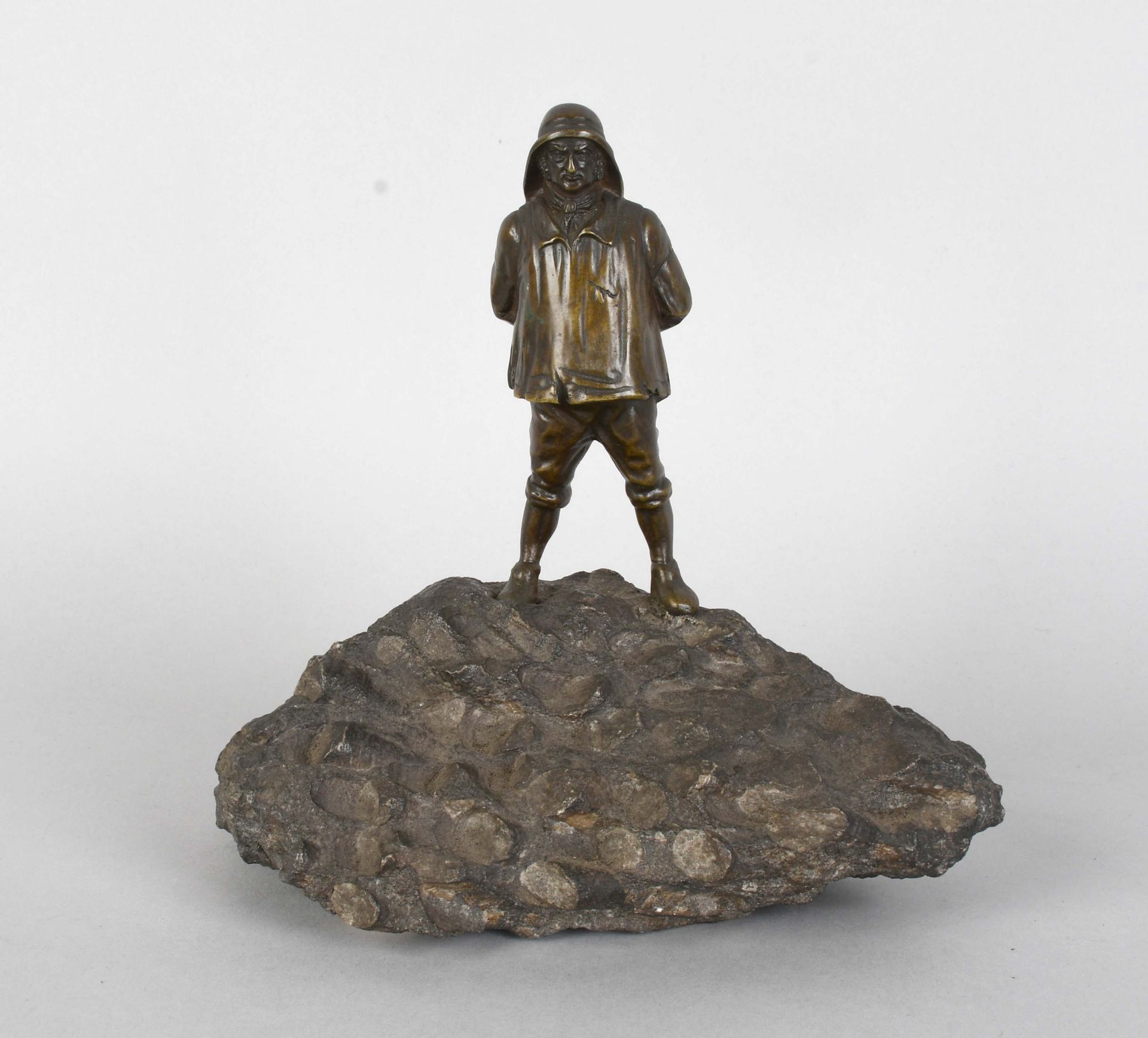 Null 可能是爱德华-梅利斯

青铜雕塑："渔夫在石岩上，看着地平线"。

总高度：18厘米。