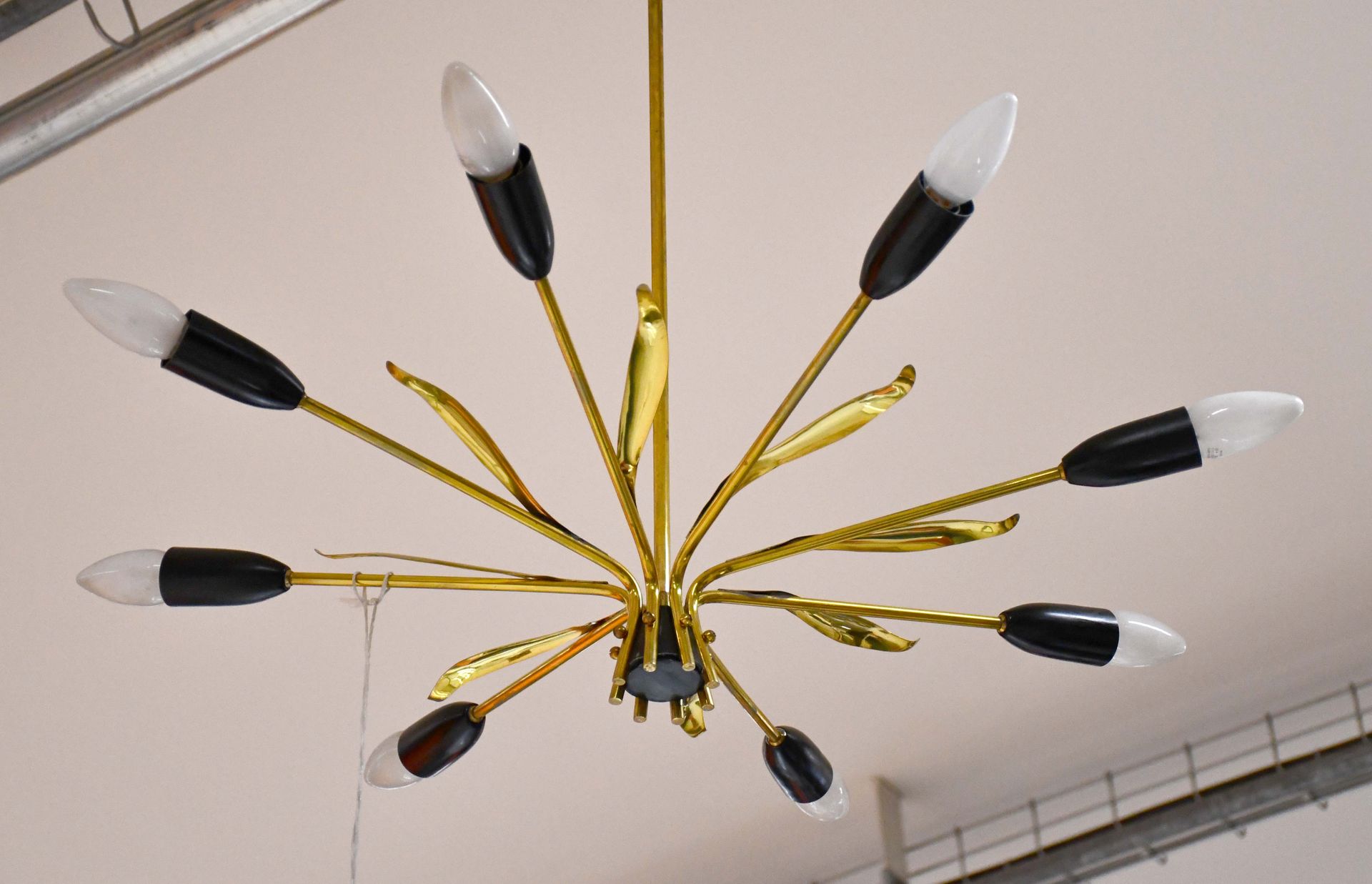 Null Araña de latón vintage con ocho brazos de luz y decoración de follaje