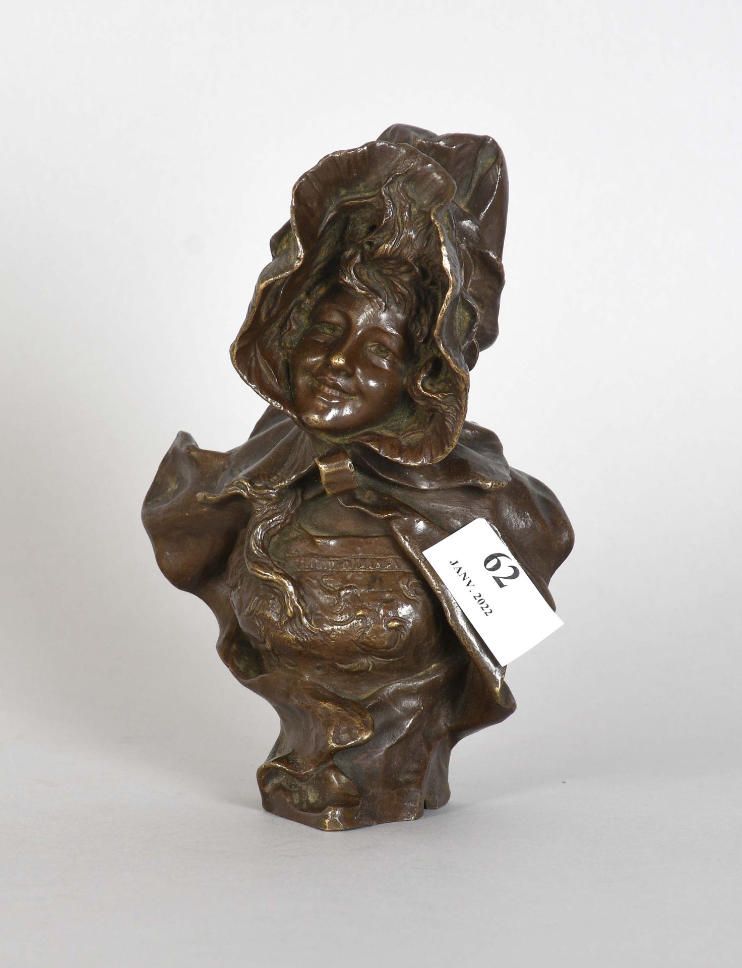 Null Georges Van der Straeten

Sculpture en bronze : “Buste d’élégante au bonnet&hellip;
