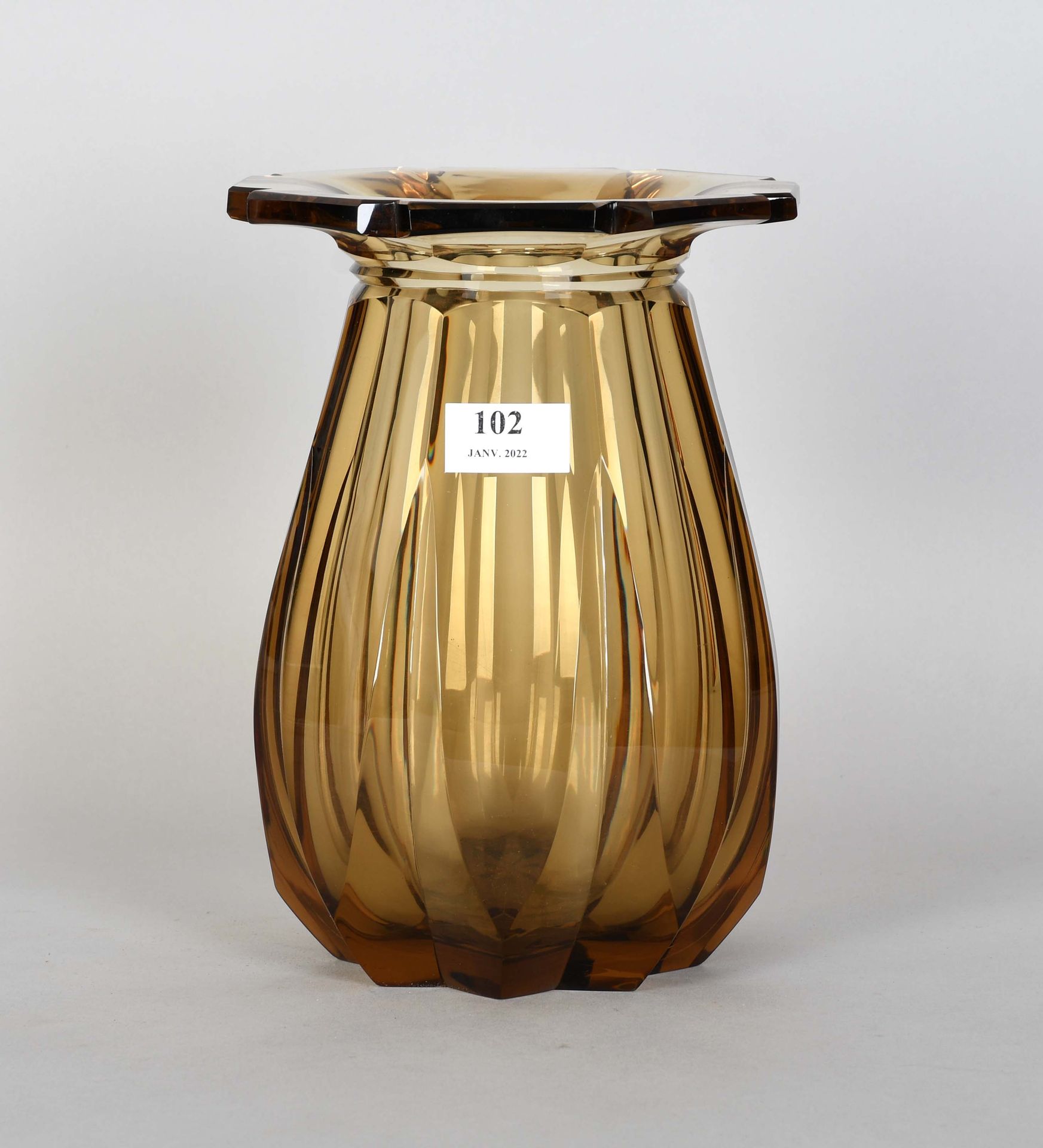 Null Val Saint-Lambert / Joseph Simon

黄玉色内衬水晶的装饰艺术花瓶。为1930年的列日展览而创作。

高度：25厘米。