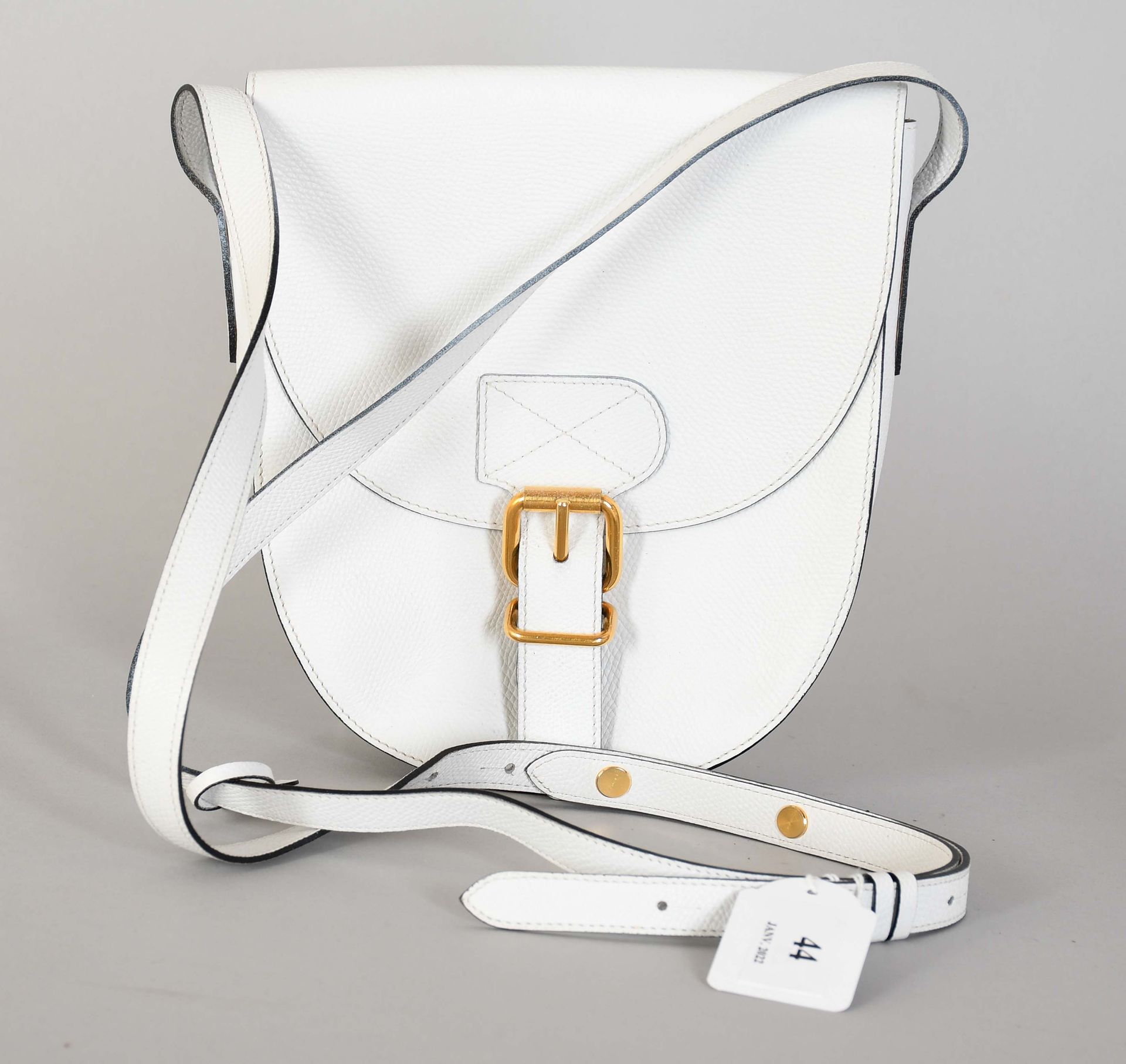 Null Delvaux

White grained leather shoulder bag with gold finish and mirror. Ne&hellip;