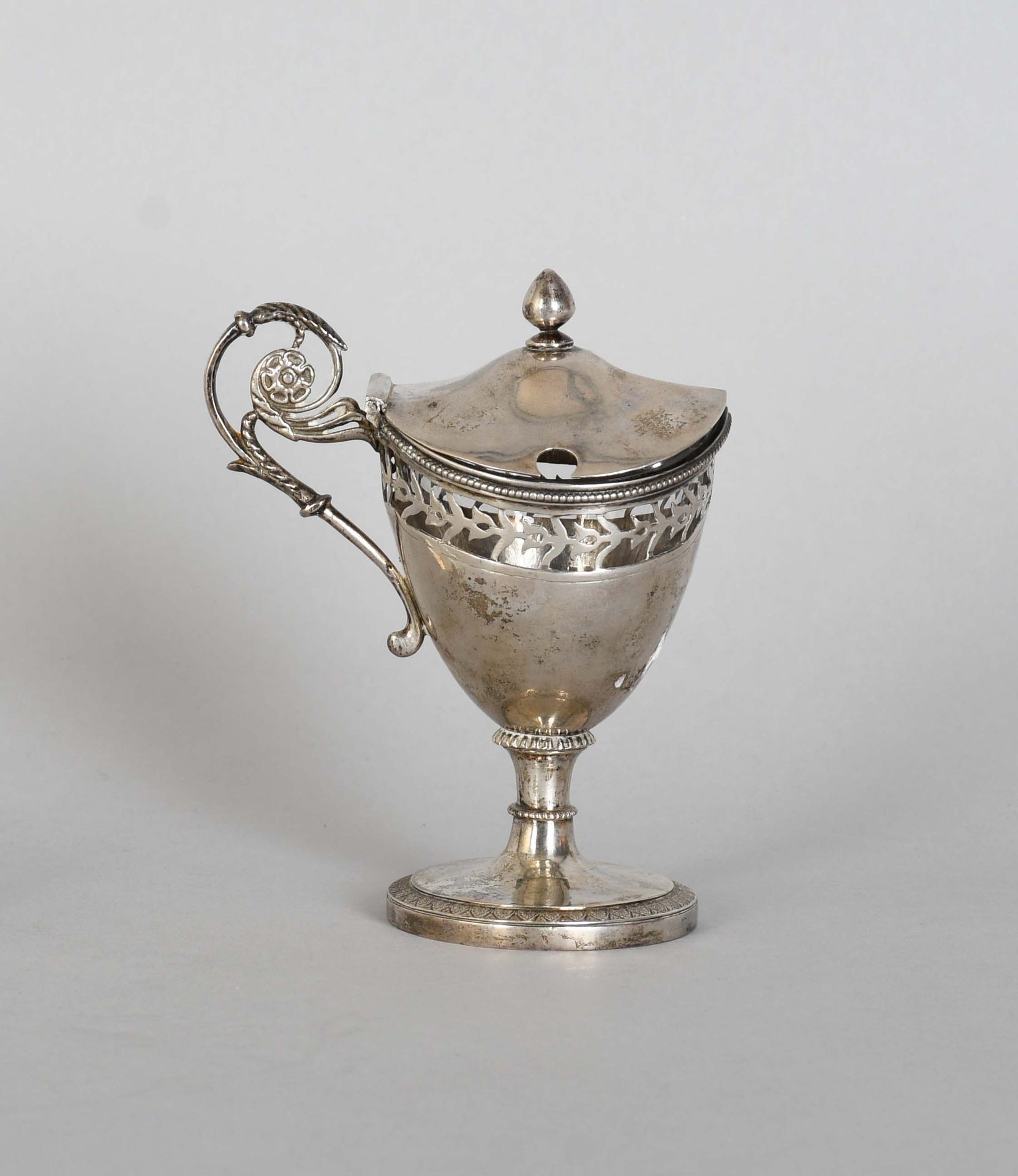 Null Empire silver mustard pot with openwork frieze - The glass container