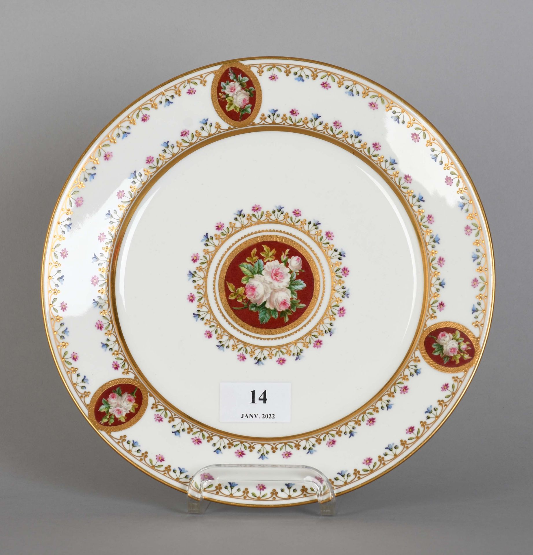 Null Sèvres

一个多色瓷圆盘，上面有带玫瑰的花卉图案的楣板。背面的标记。

直径：24厘米。