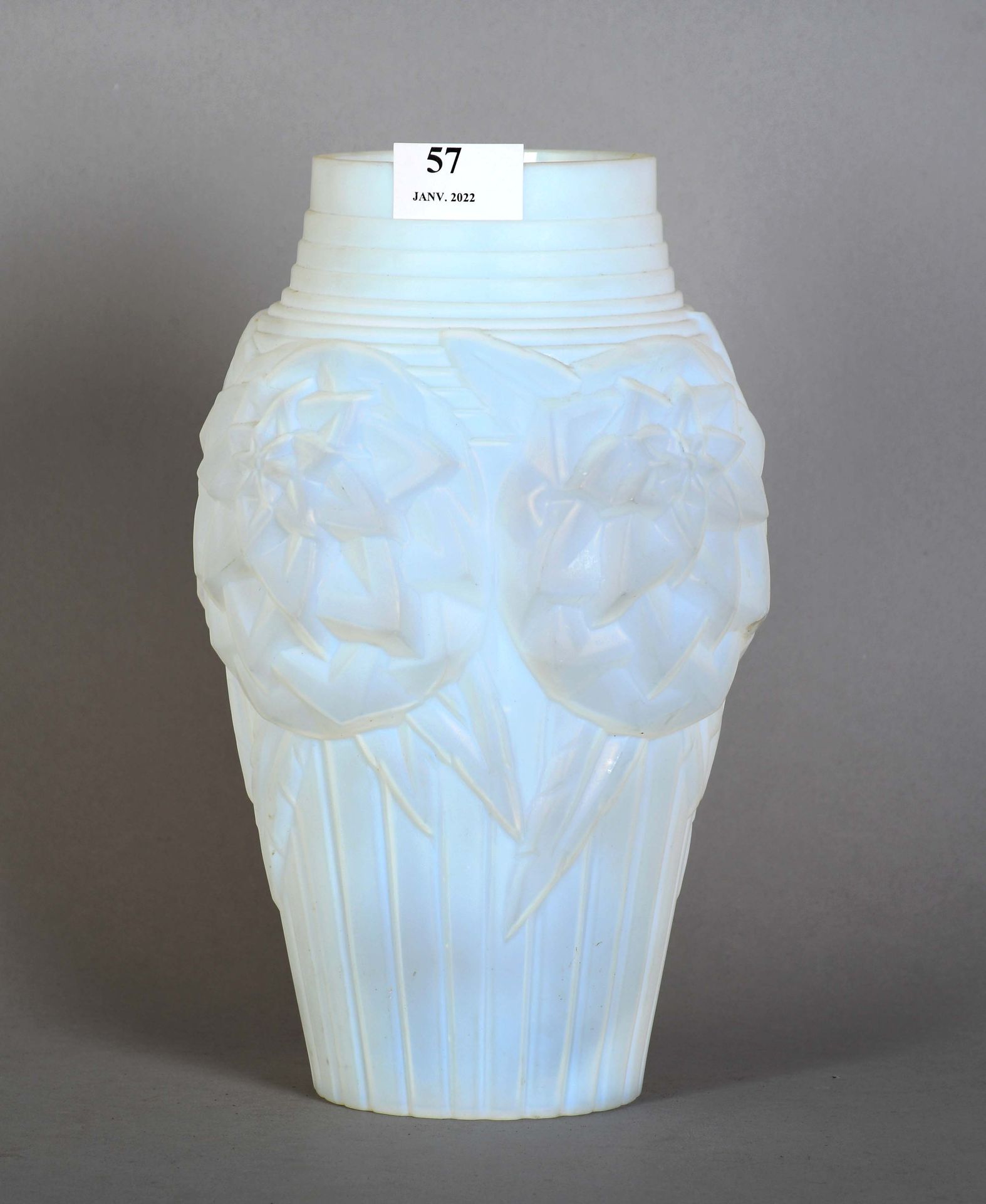 Null Muller Frères Lunéville

Vase en verre opalescent moulé à décor floral styl&hellip;