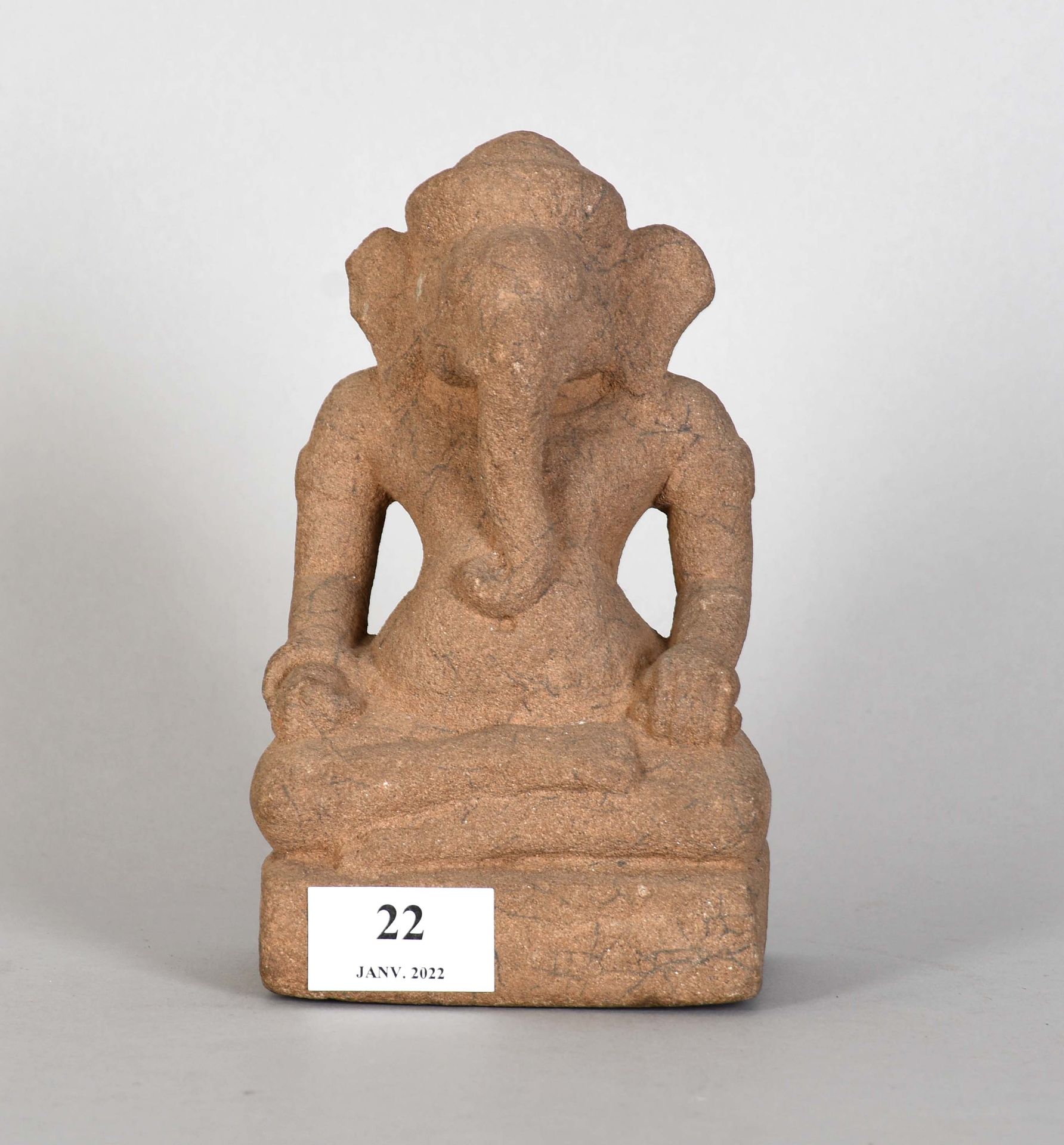 Null Statue de Ganesh en pierre sculptée

Hauteur : 18 cm.