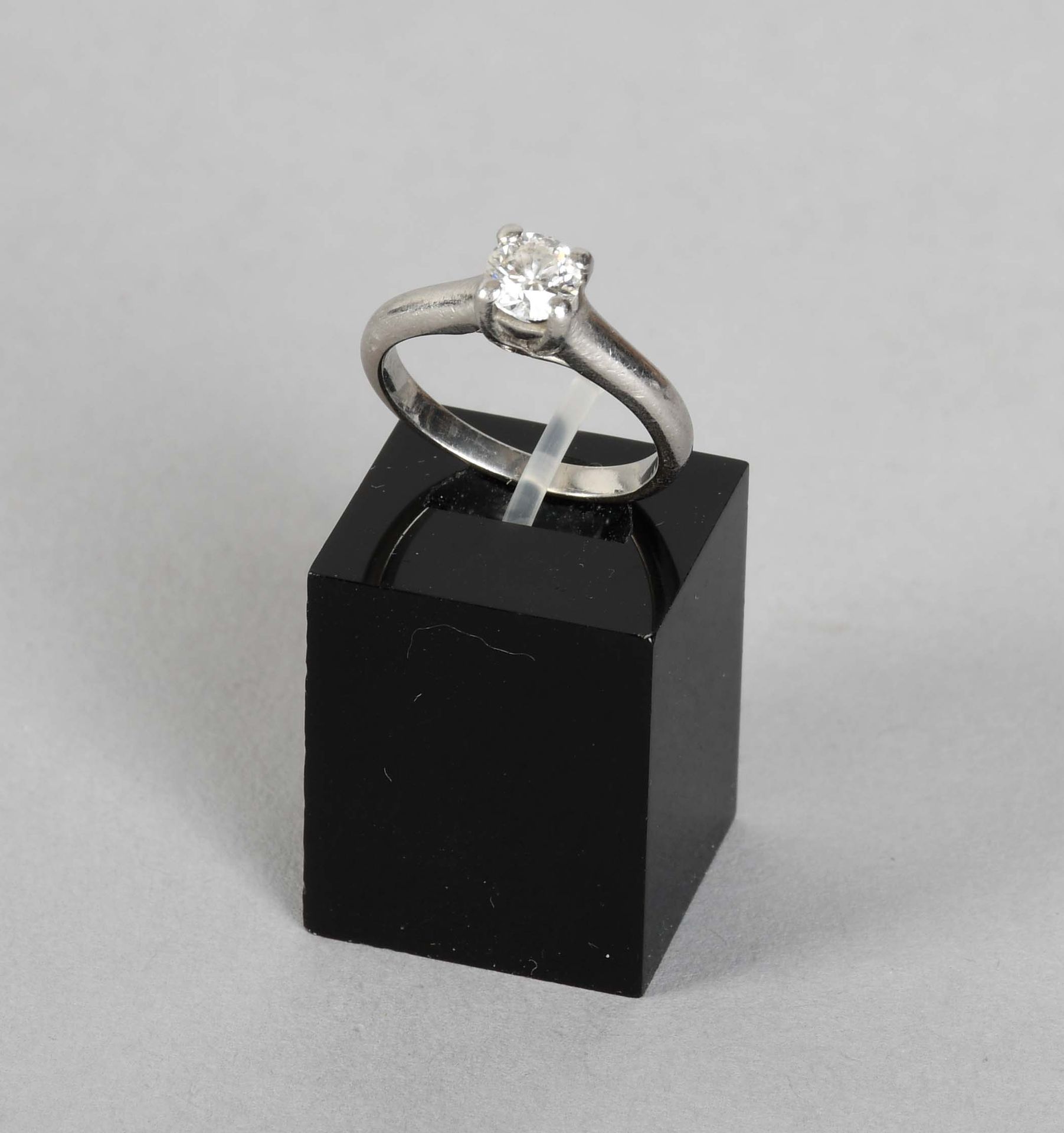 Null 瑰宝

铂金单颗戒指，镶嵌0.53克拉的明亮型切割钻石。清晰度SI1 F色。有证书。总重量：+6克。
