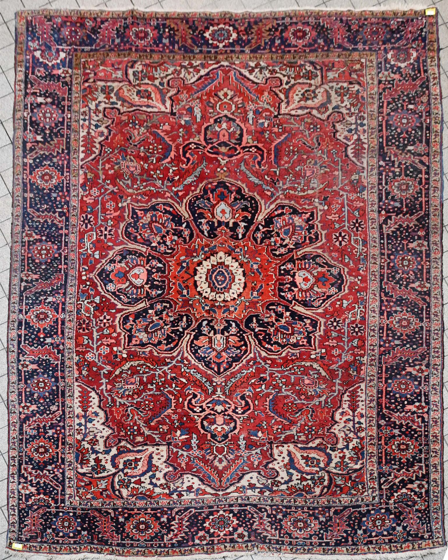 Null 地毯

古老的东方地毯Heriz。

尺寸：362厘米×264厘米。